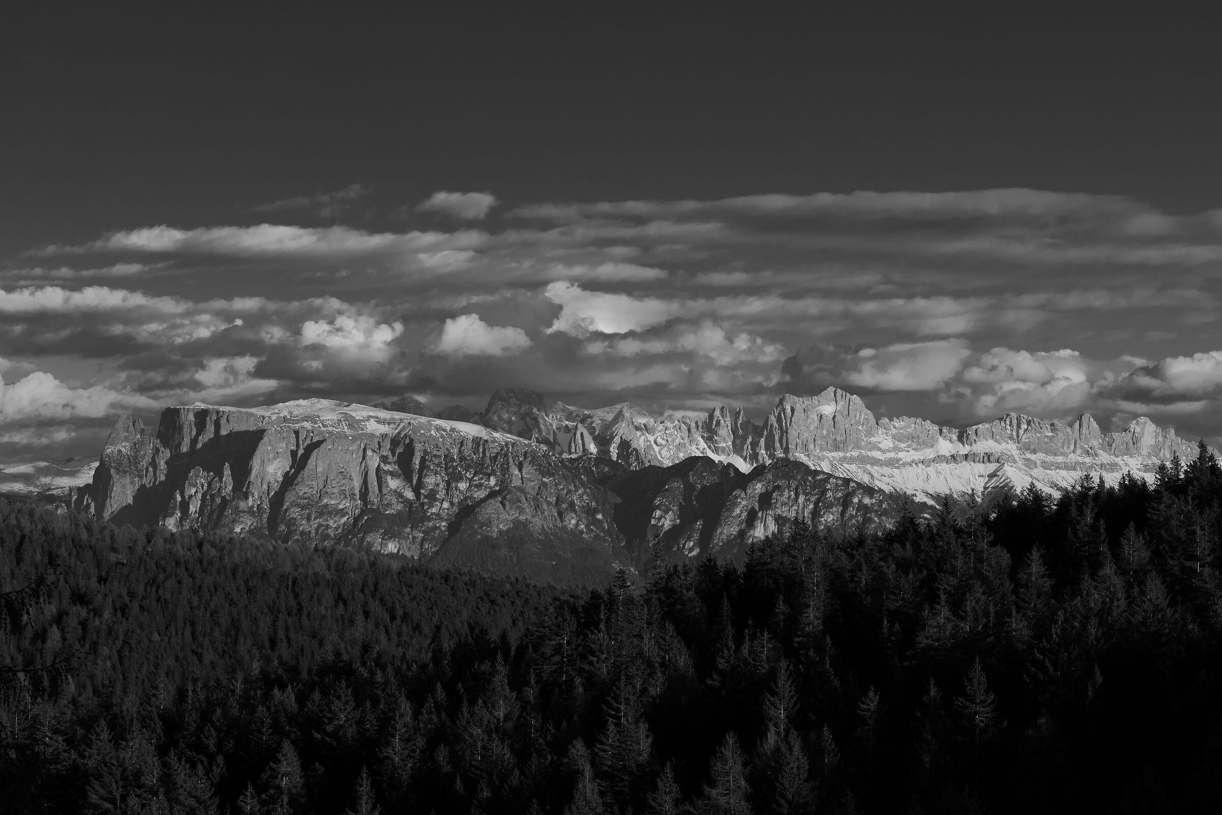 Skyline delle Dolomiti da S. Genesio Atesino