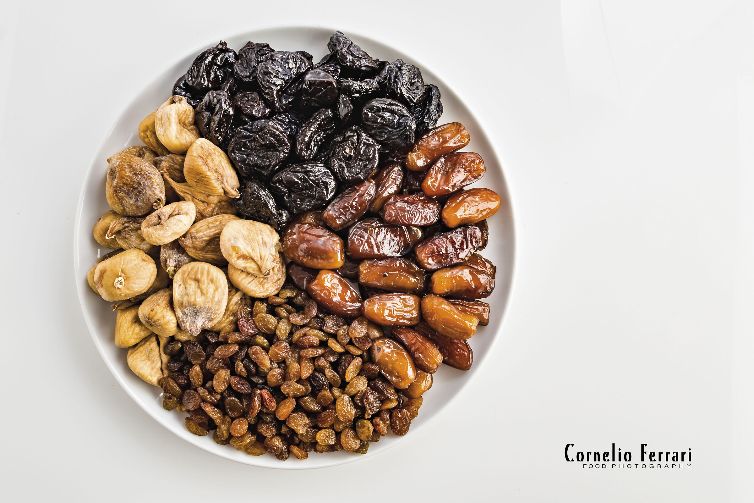 datteri prugne fichi uva passa piatto rotondo