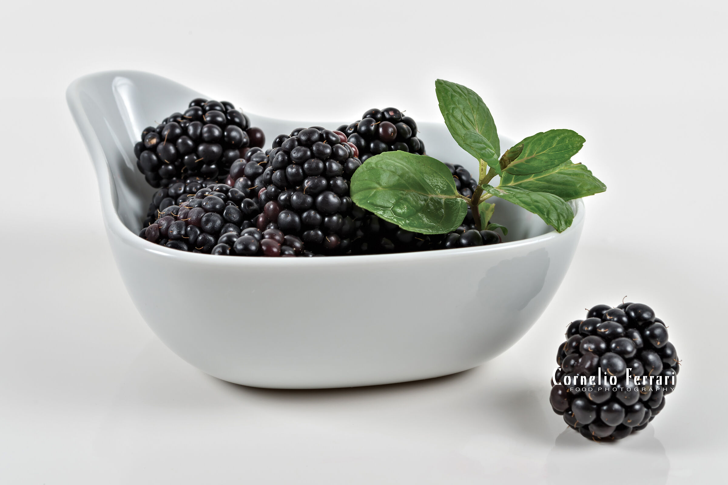 mele tagliate con spicchi su fondo nero