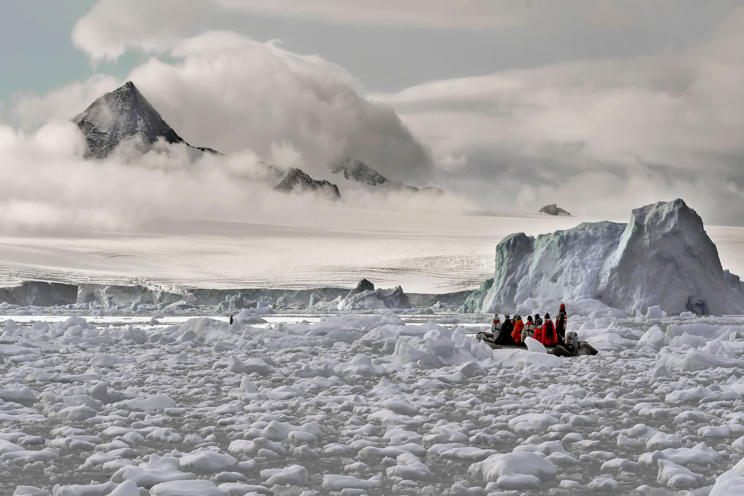 Gommone tra i ghiacci