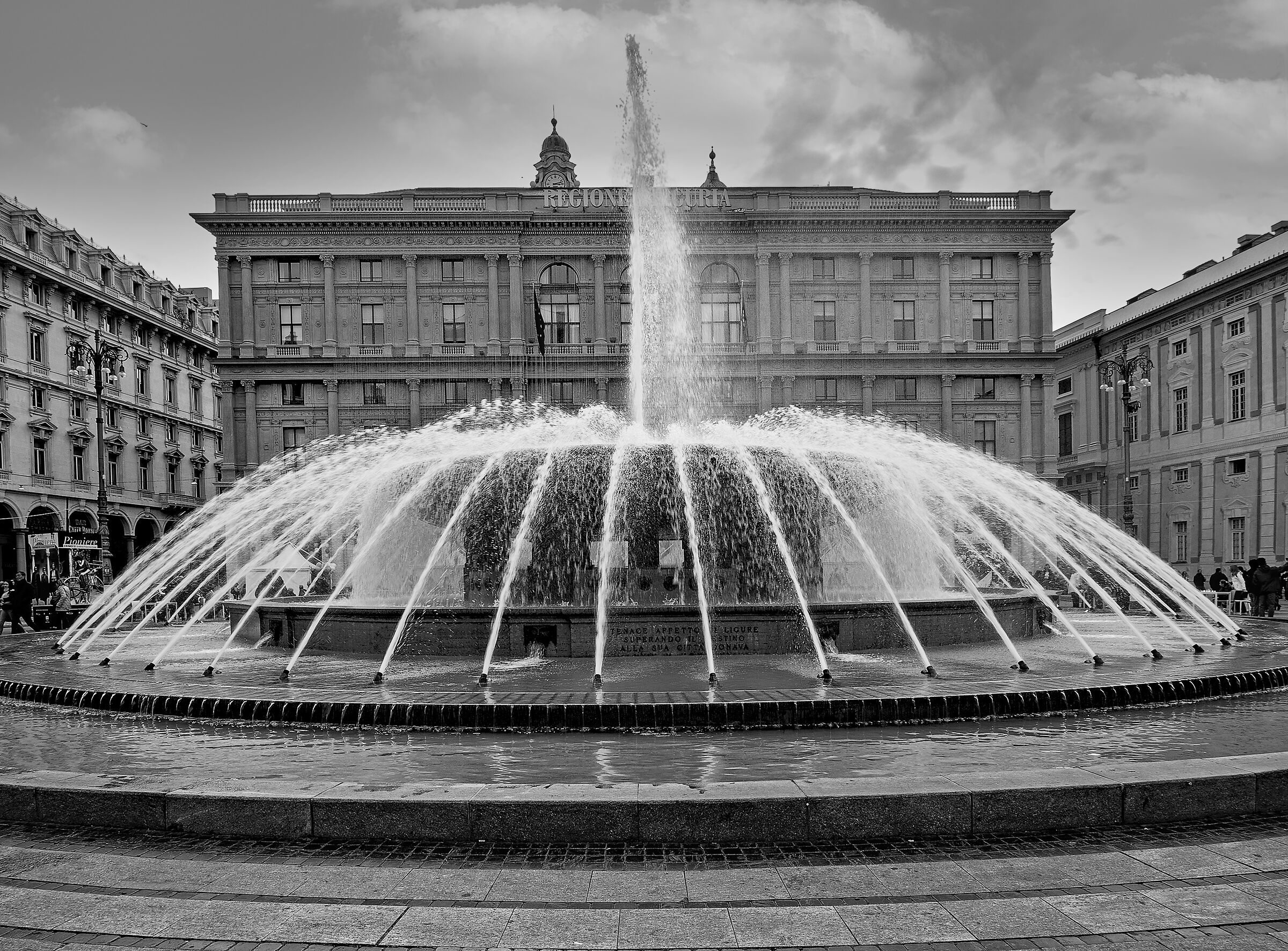 Genova - Vasca De Ferrari e Palazzo Regione