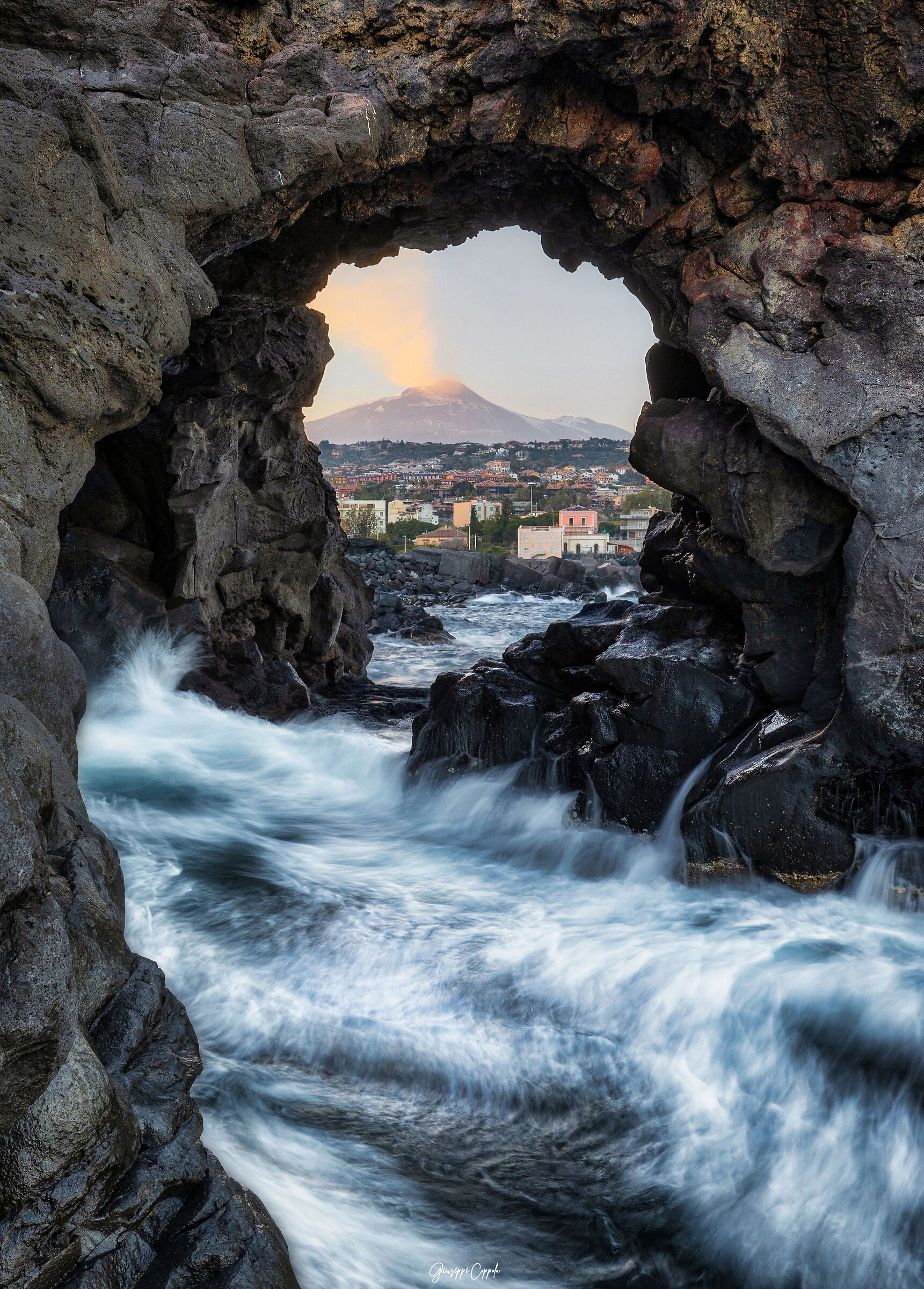 Finestra vista Etna dalla scogliera di Catania...