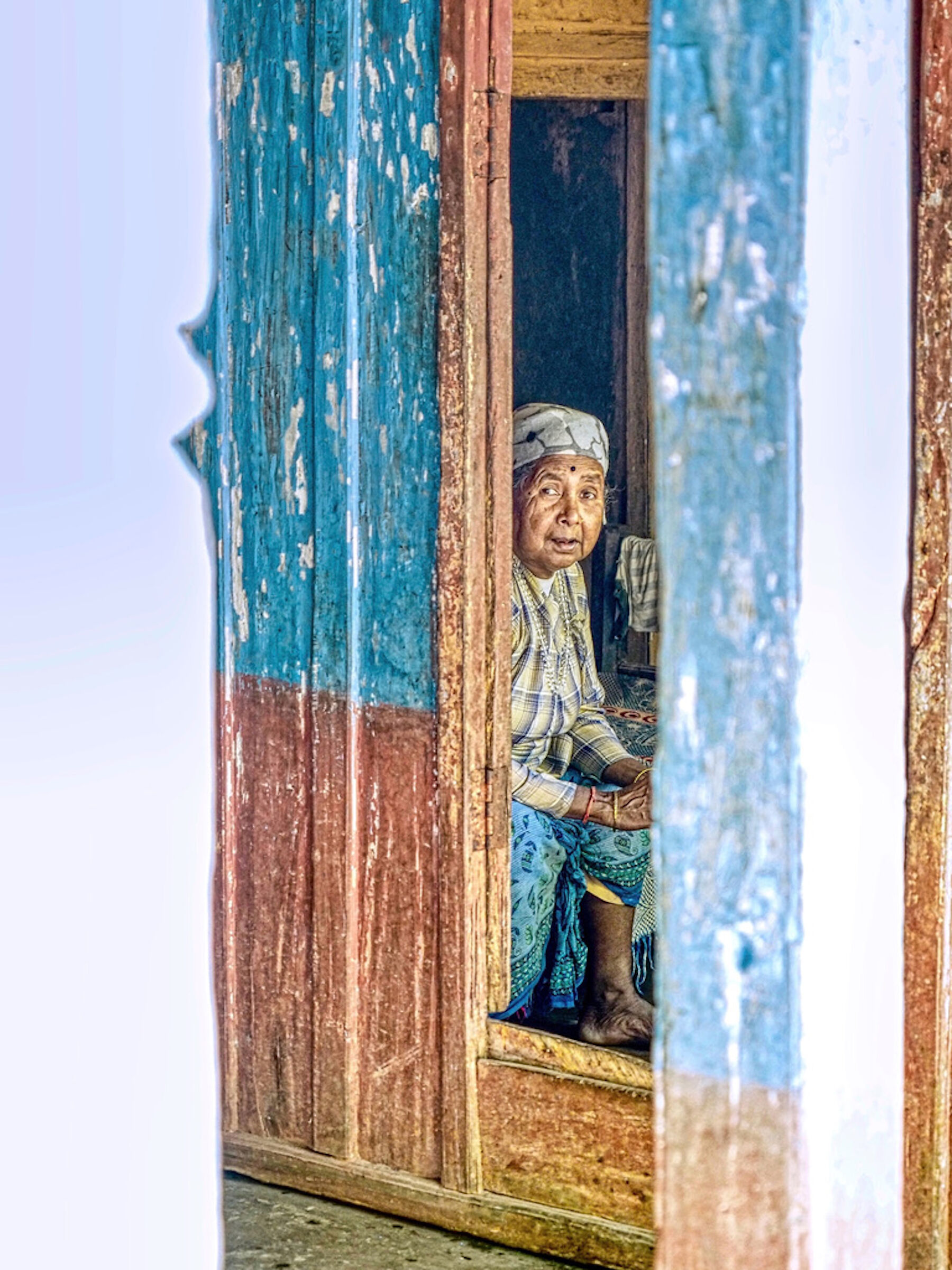 E' permesso? Interno di casa nepalese