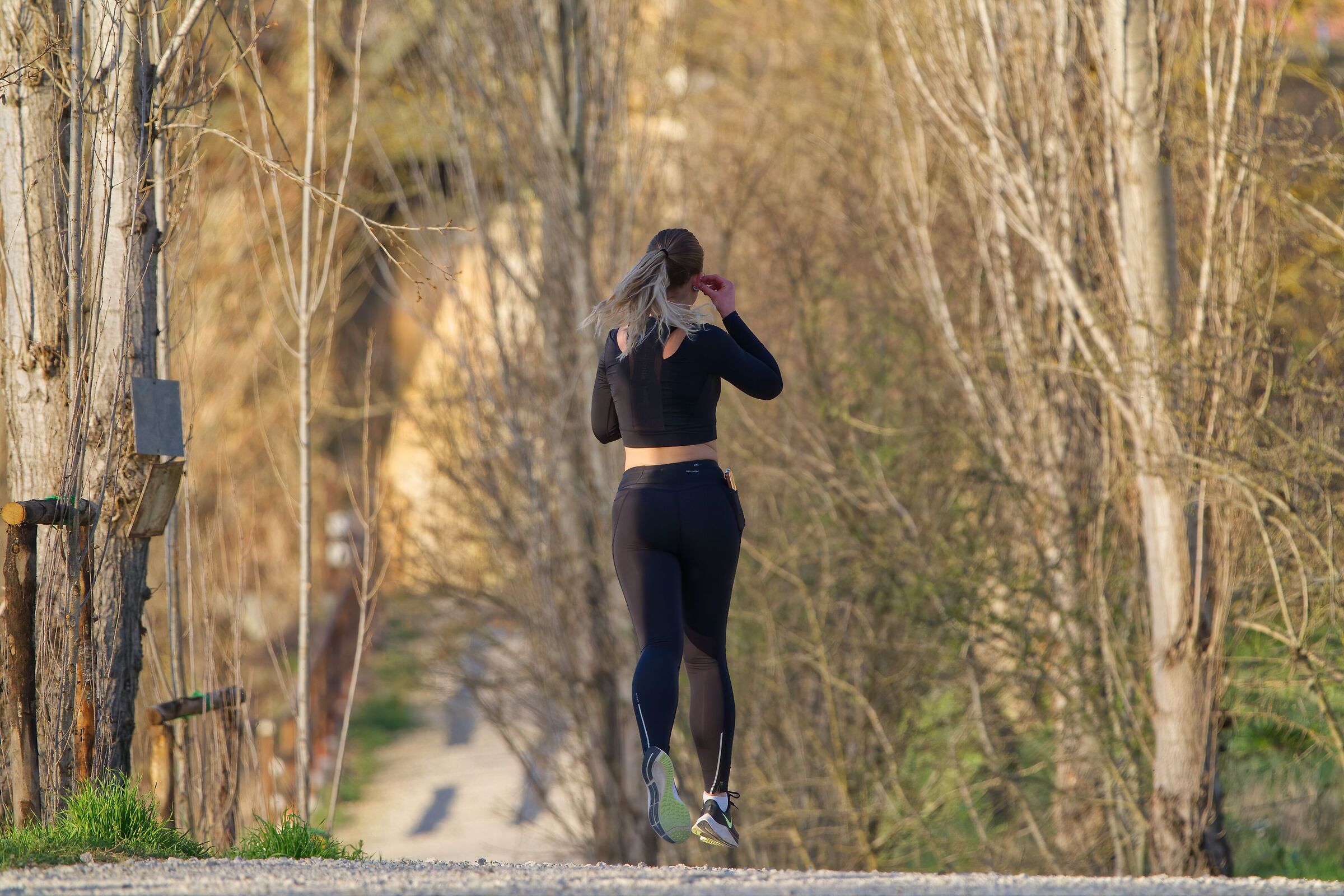 The blonde hovers in the aire