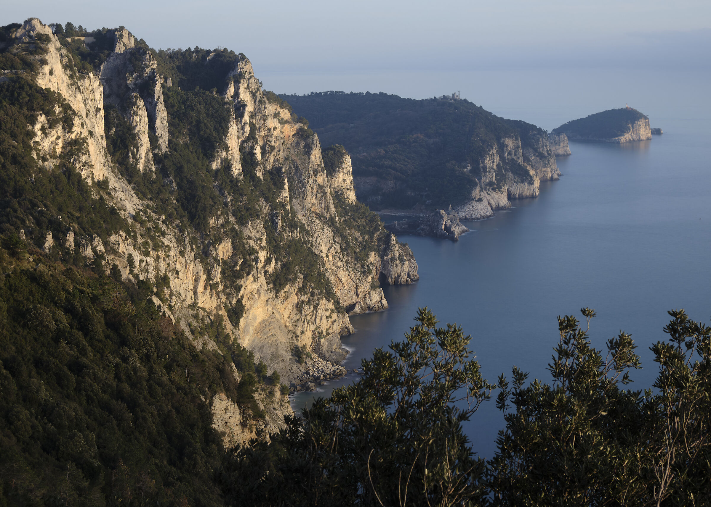 tramonto lungo la costa, vista fino all'isola del tino