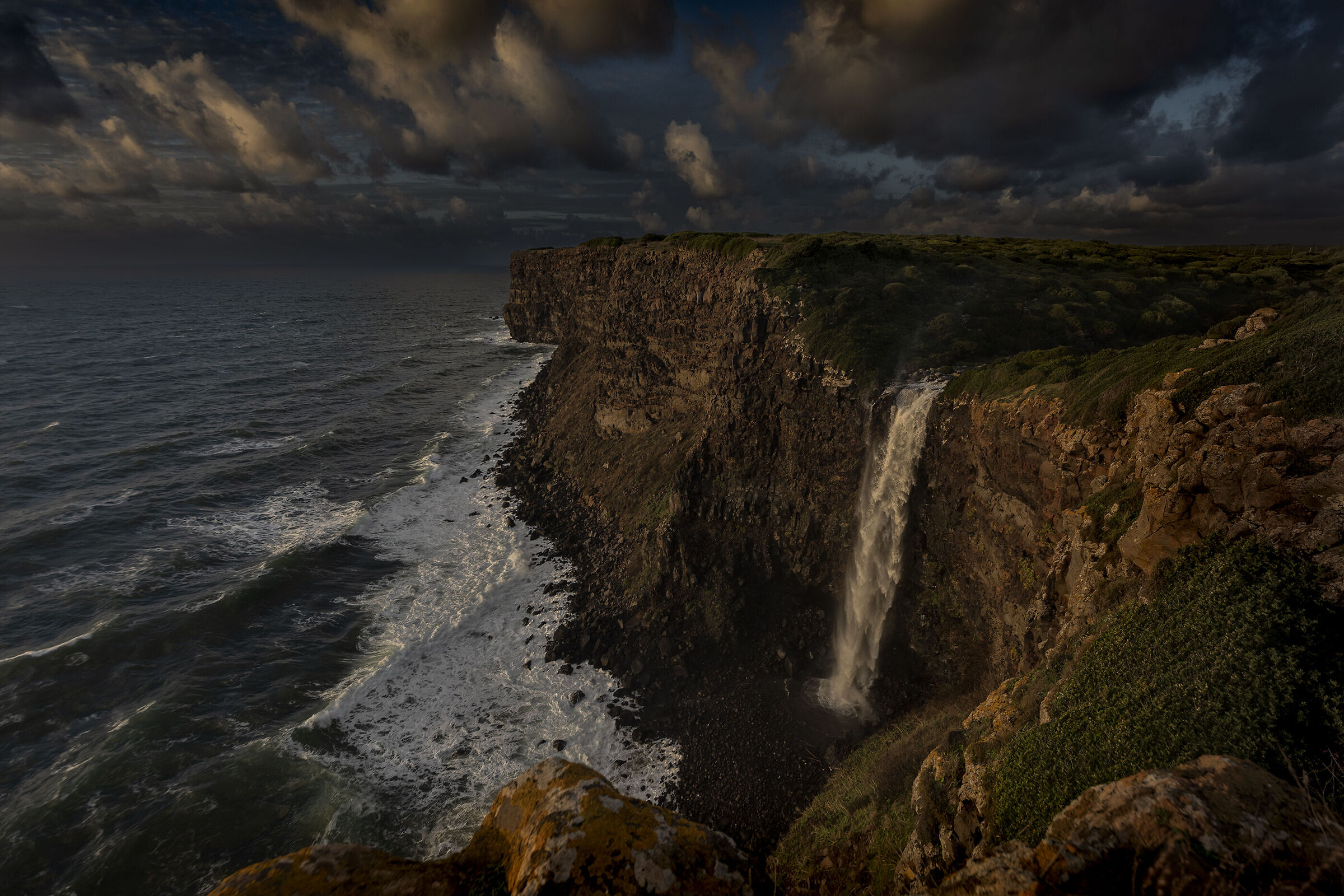 Cala la notte sulla terra di Sardegna