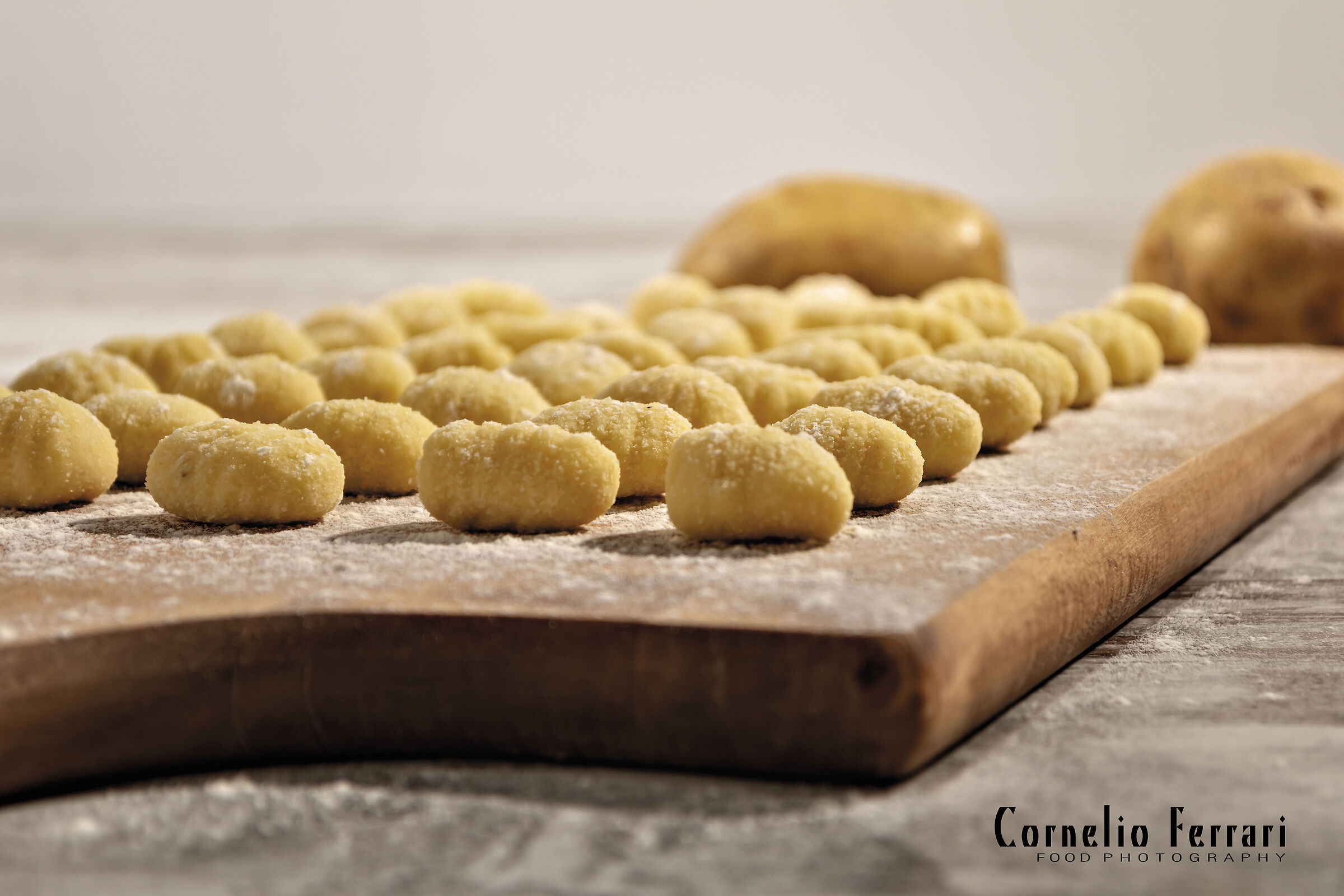 gnocchi di patate su tagliere di legno