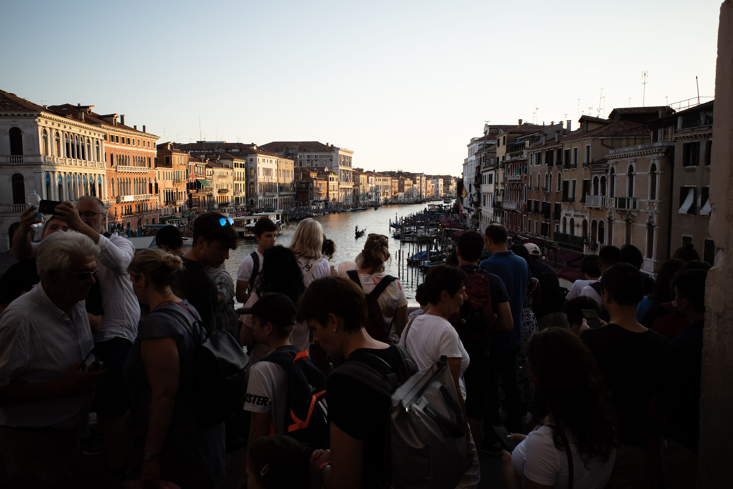 Oltre la gente, il Canal Grande