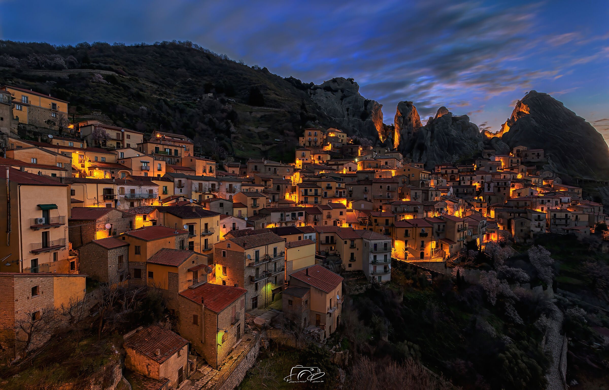 Castelmezzano all'alba...un presepe 365 giorni all'a...