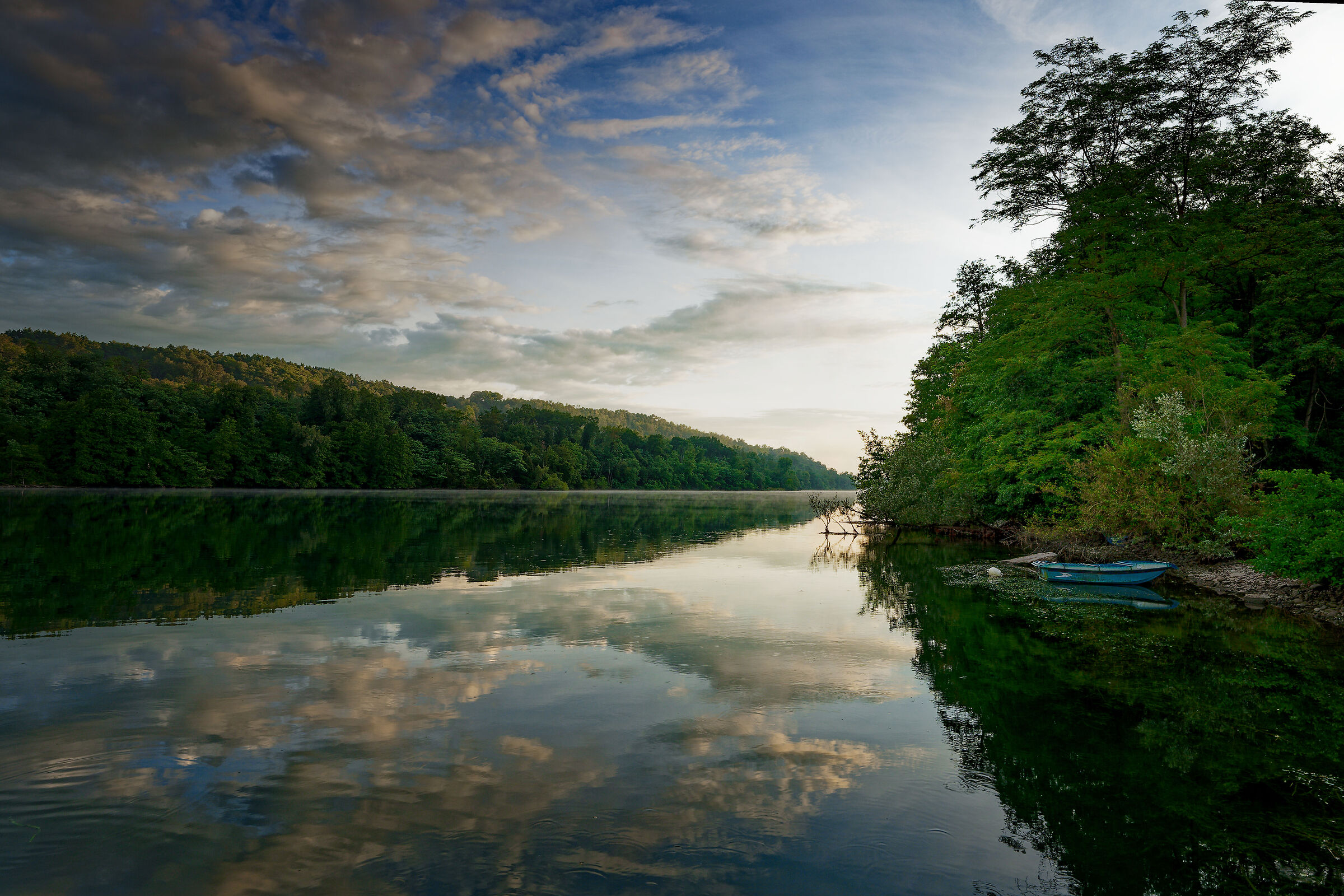 Alba sul fiume azzurro