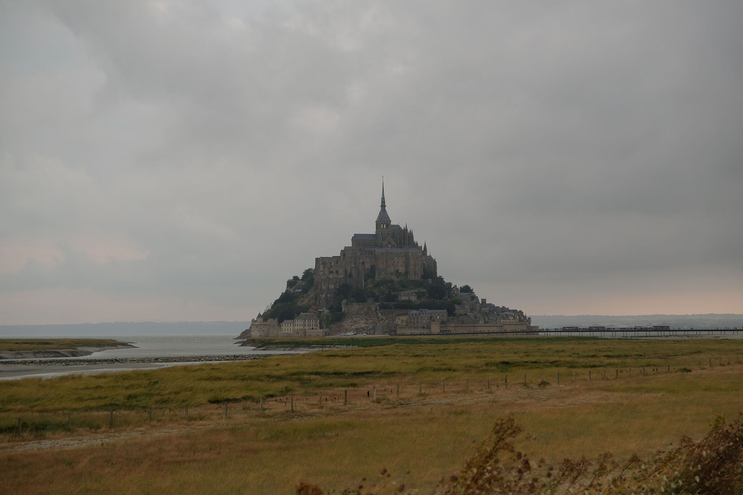 mont saint michel prima di una tempesta