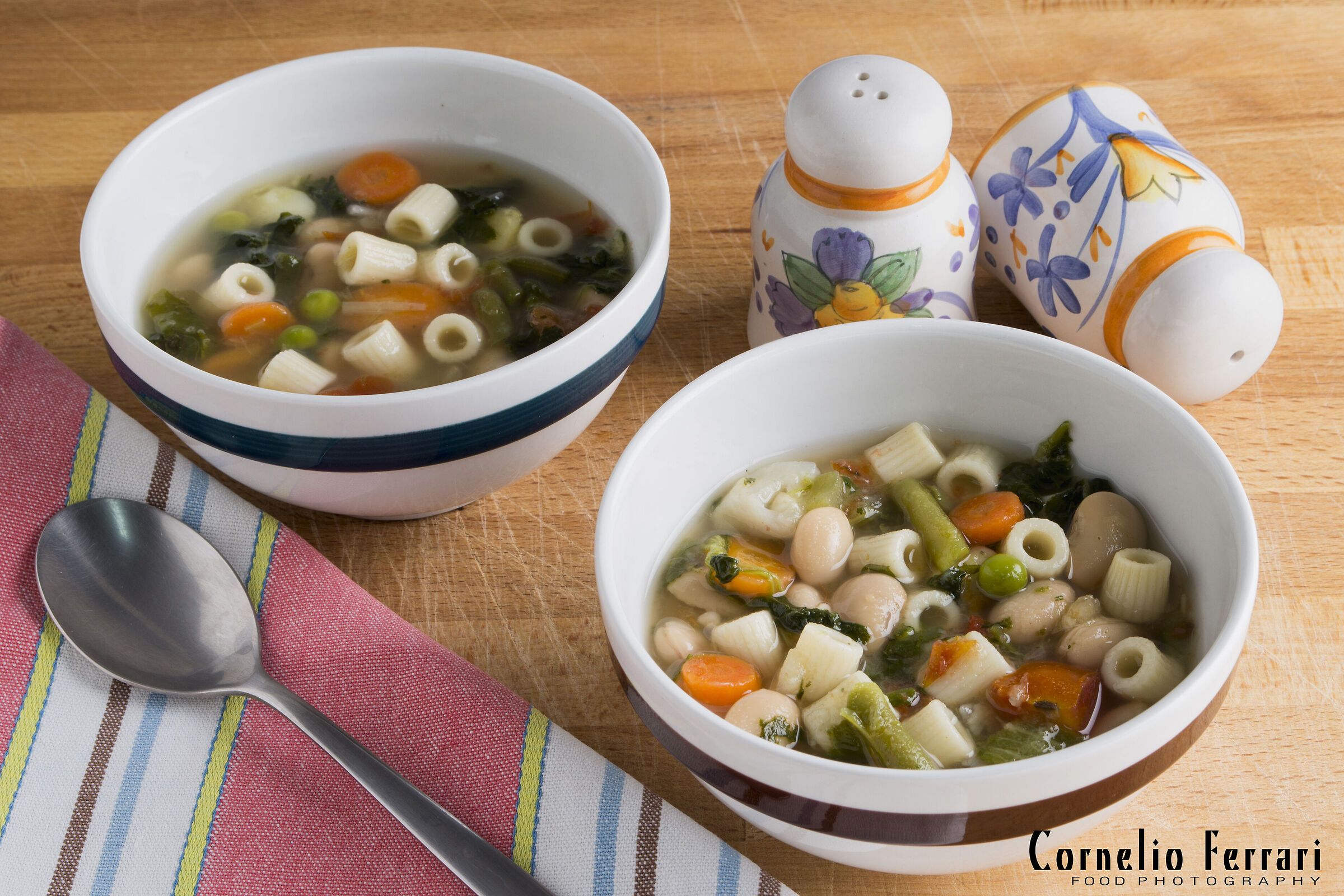 minestrone di verdure con pasta in tazze c