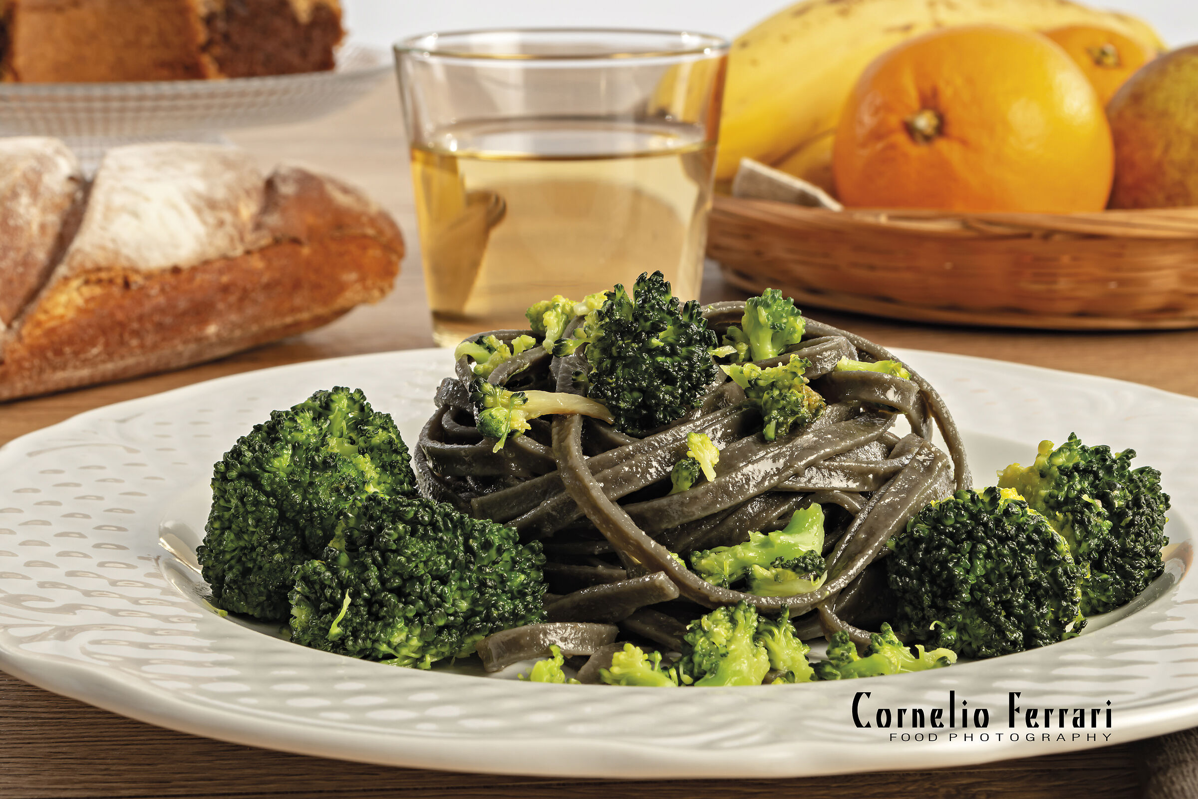 pasta al nero di seppia con broccoli