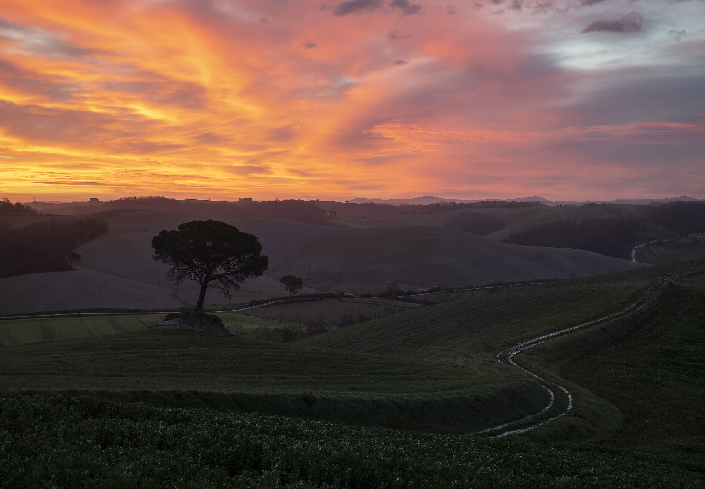 Alba in mezzo alle colline