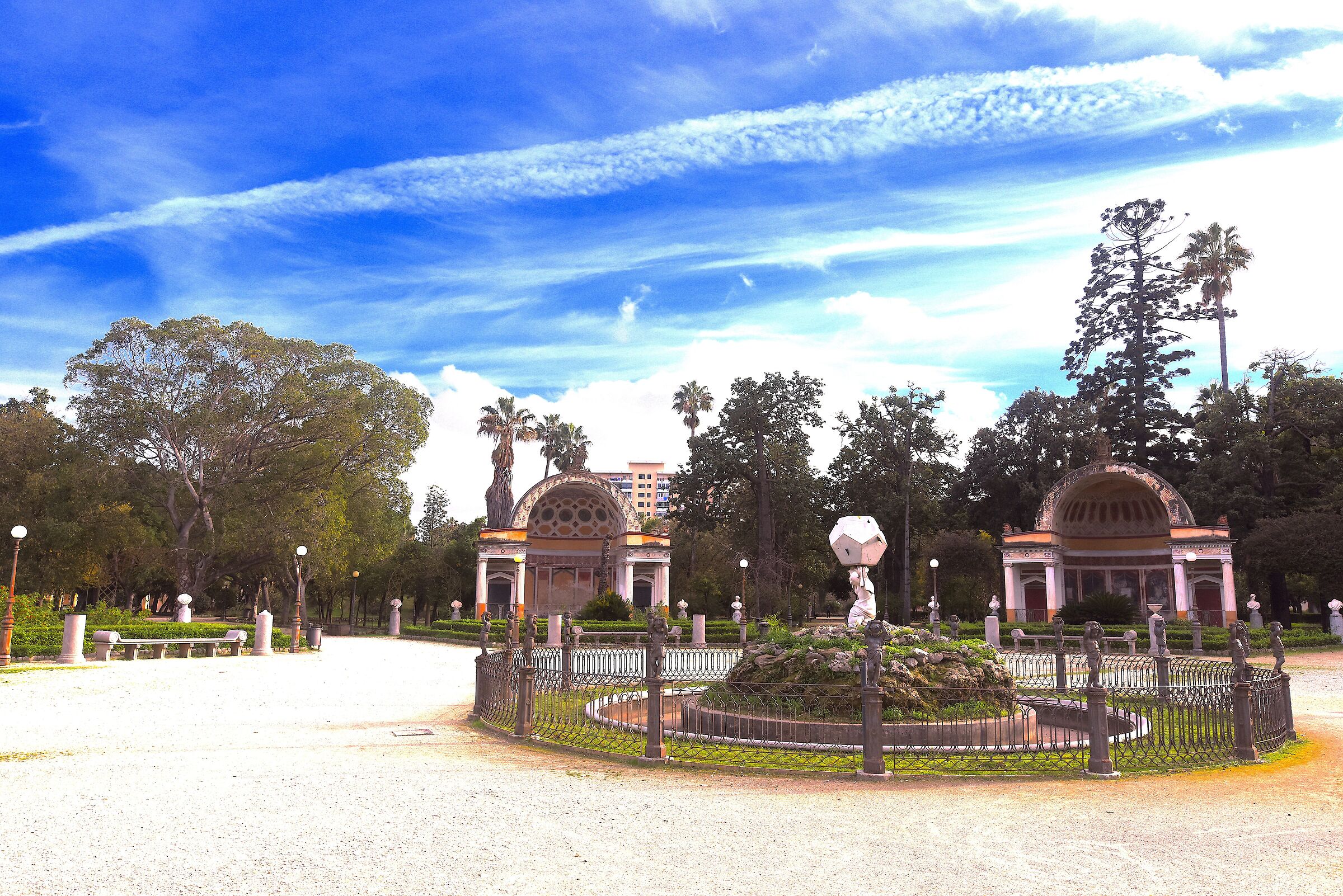 VILLA GIULIA - FOUNTAIN WITH SUNDIALS