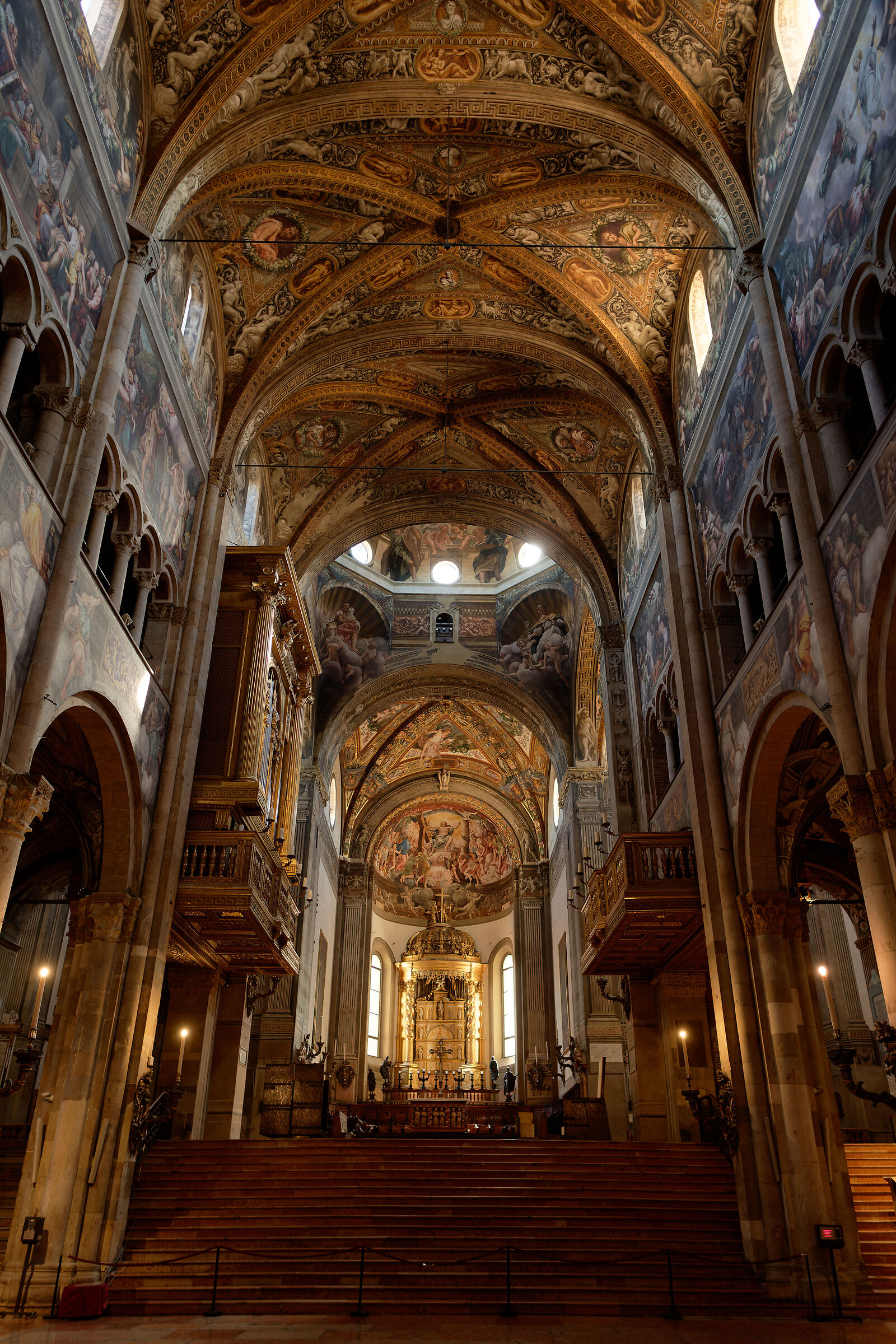 La scalinata per l'altare...