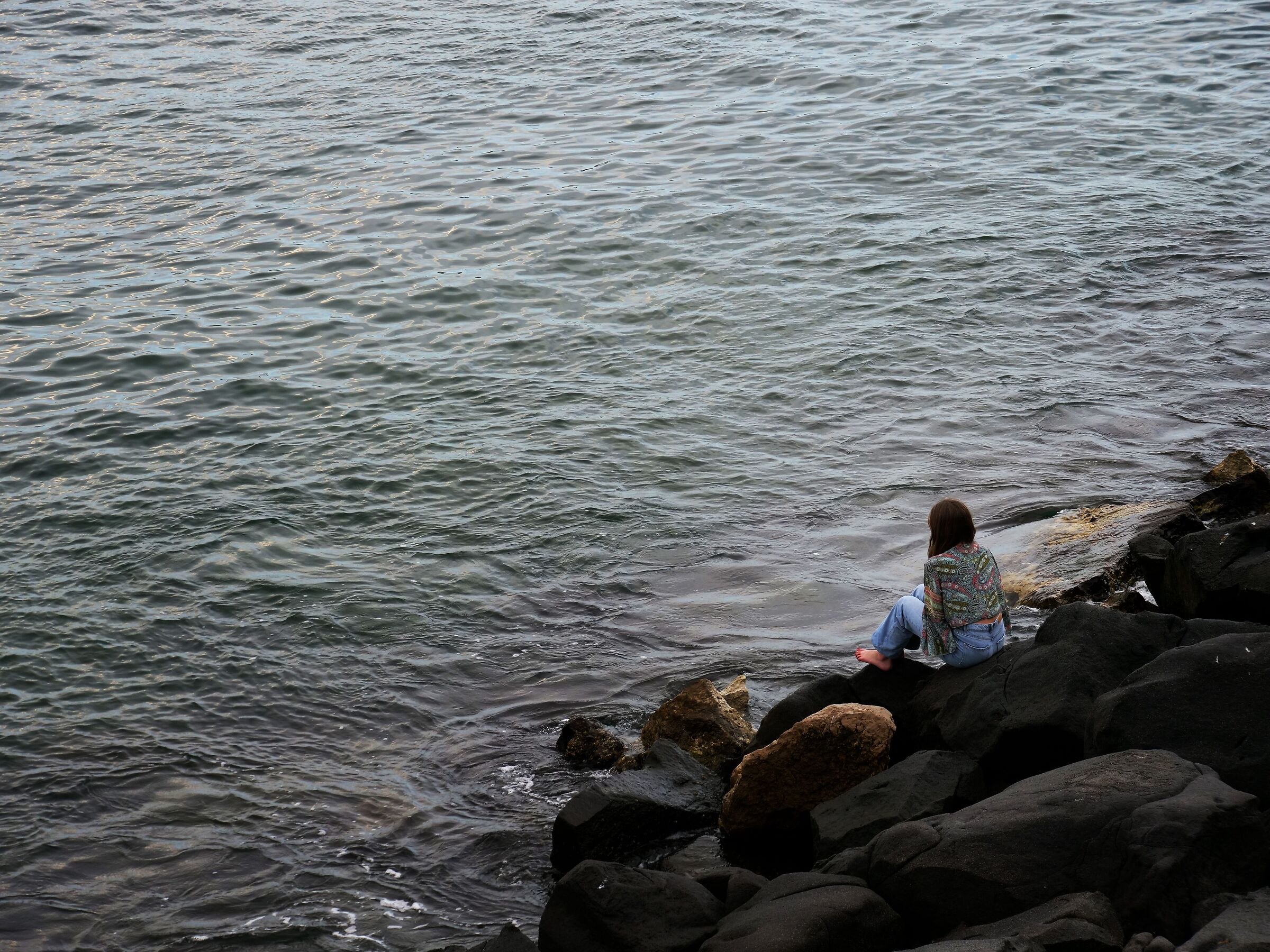 Ragazza che medita insieme al mare