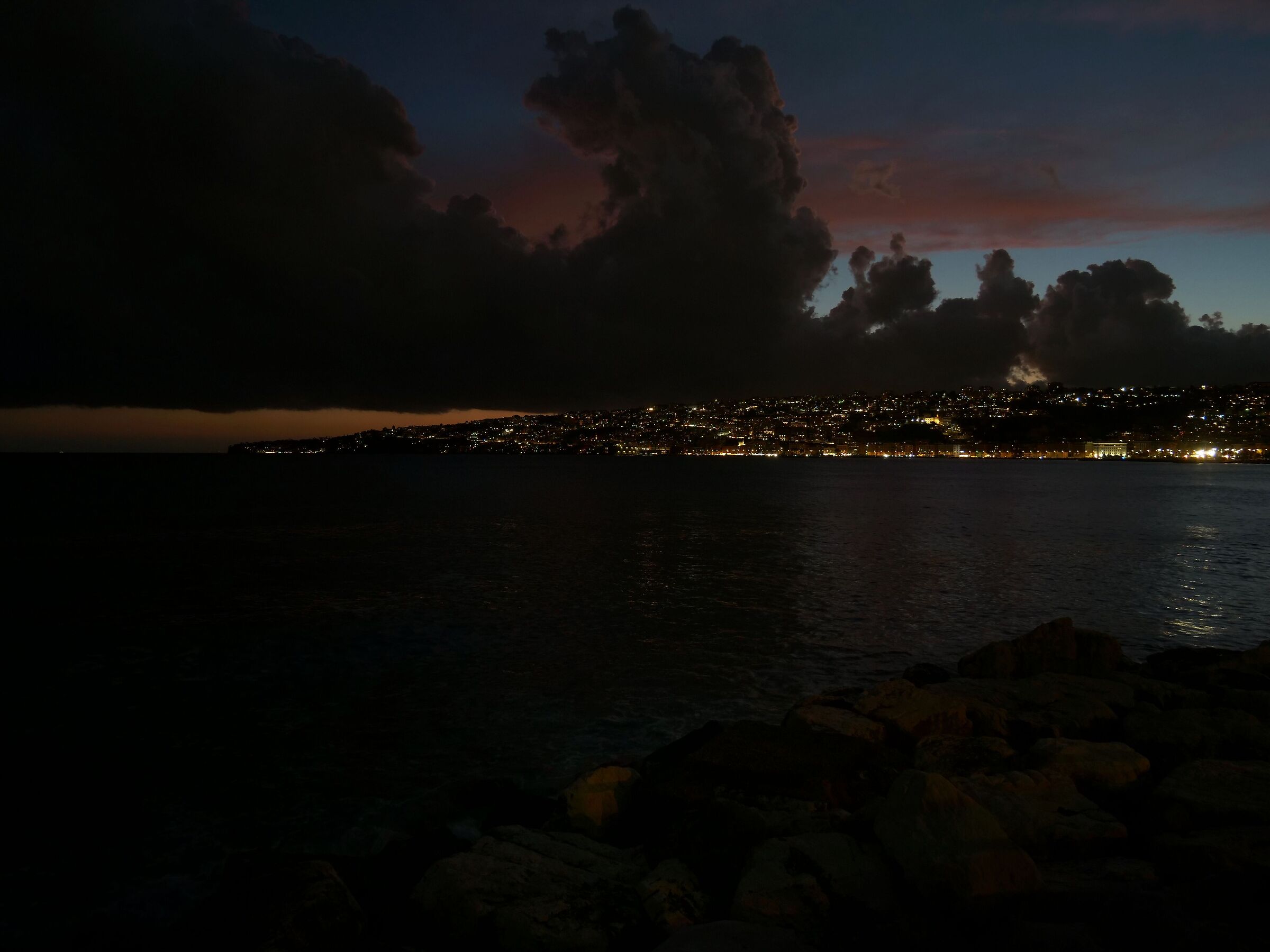 Tramonto con cielo disordinato