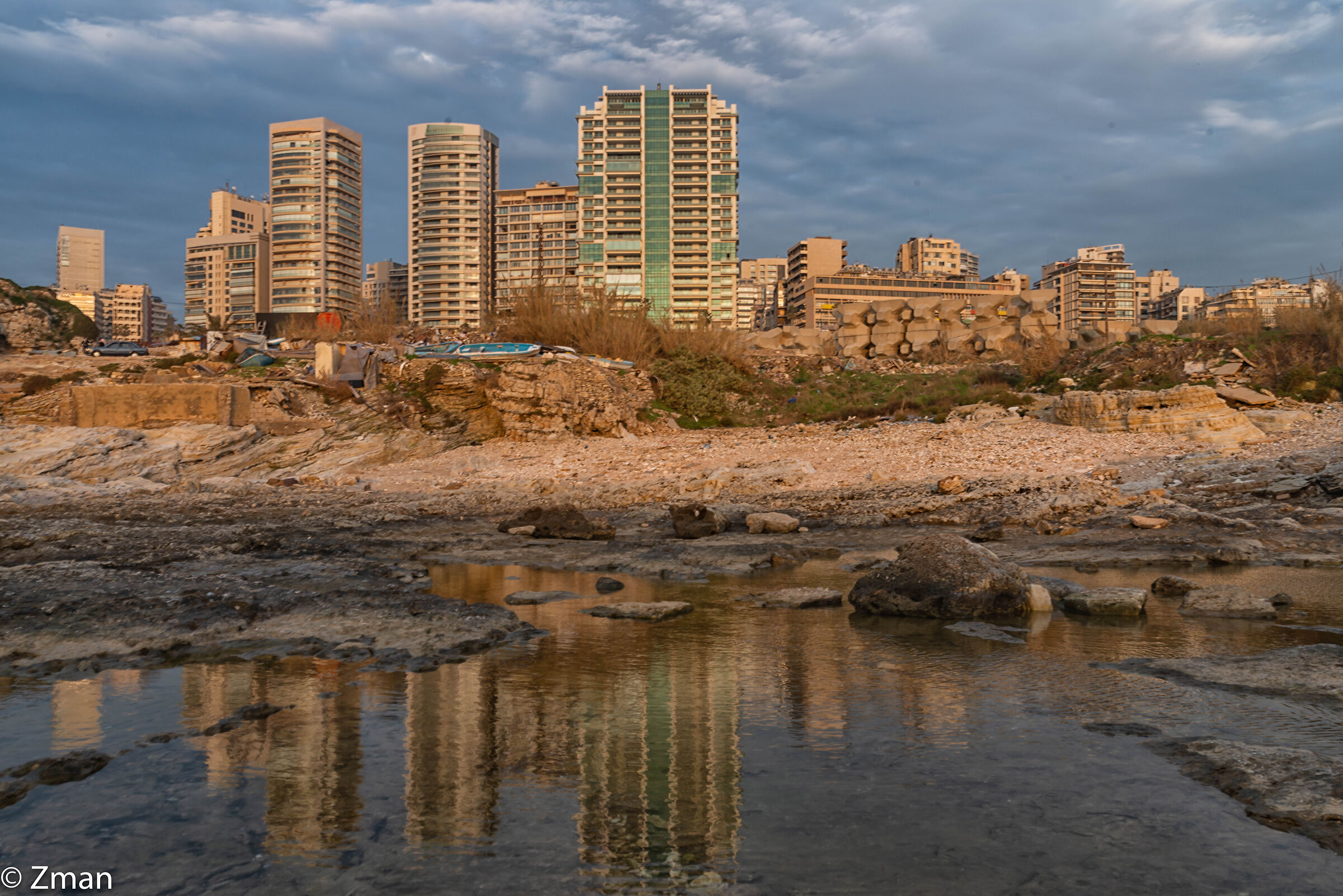 Tramonto a Al Raouche Rocks