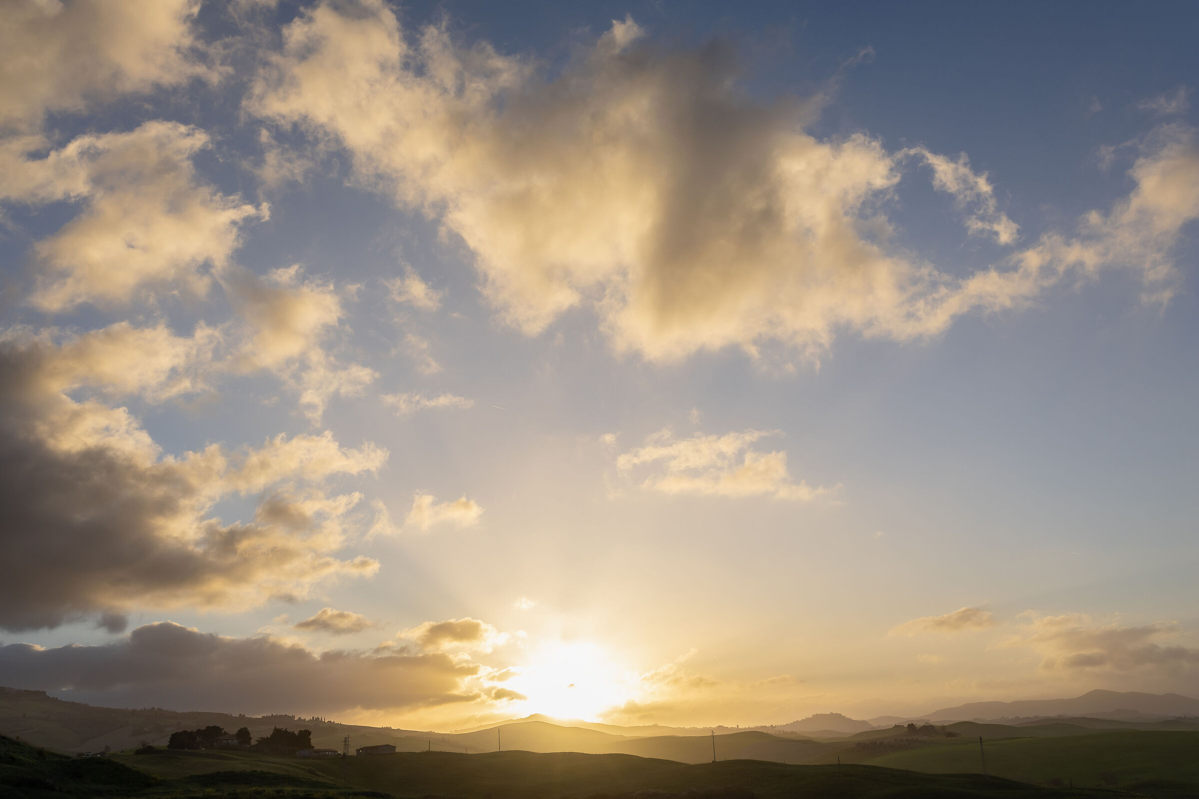 Alba sulle colline volterrane