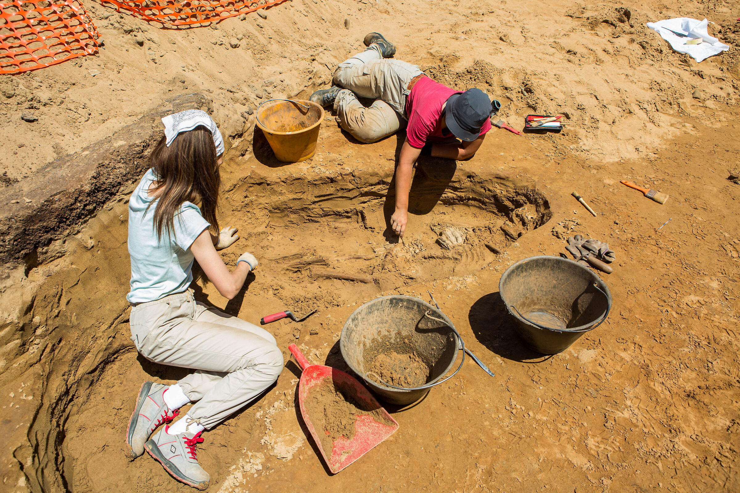 Archaeo, excavation of an Etruscan pit tomb