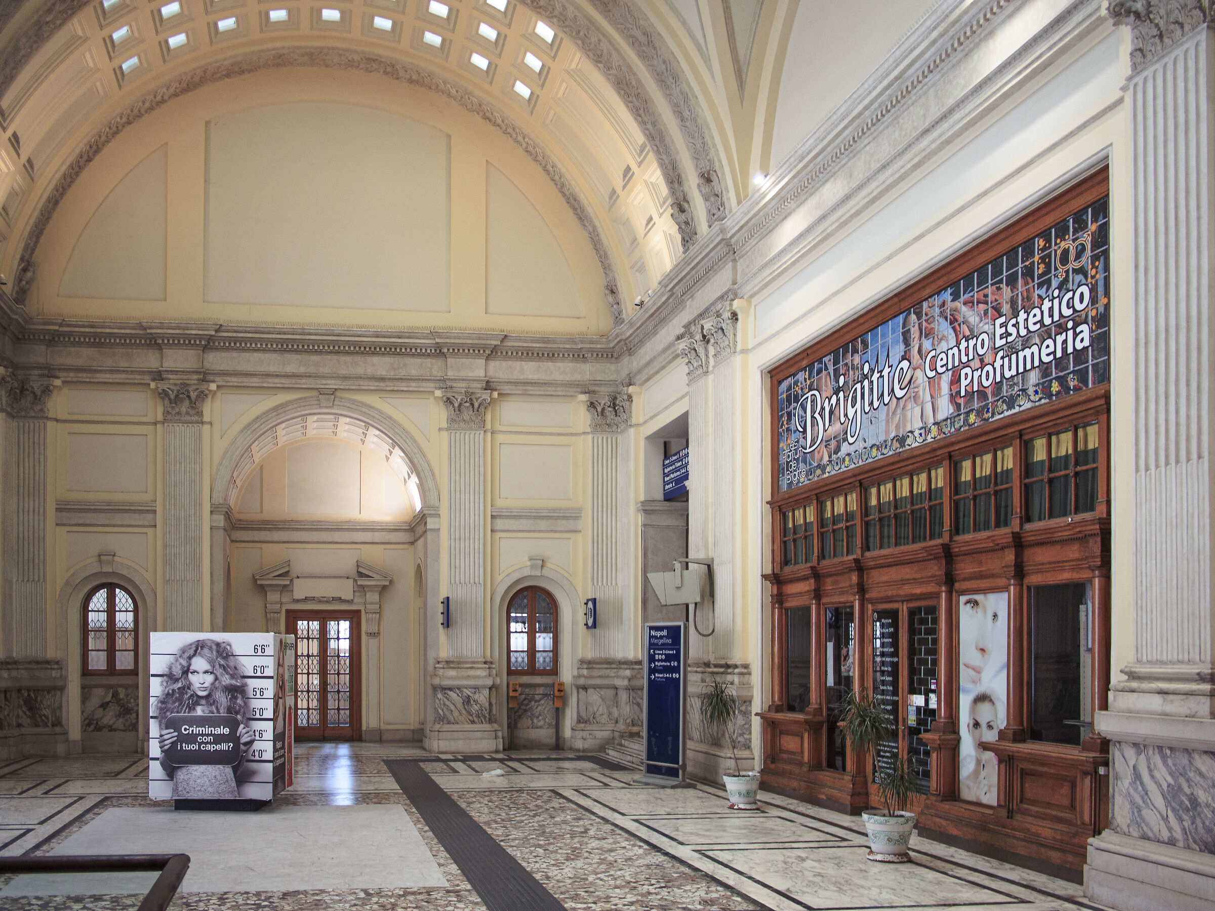 Stazione Mergellina. Androne -passaggio per i treni-