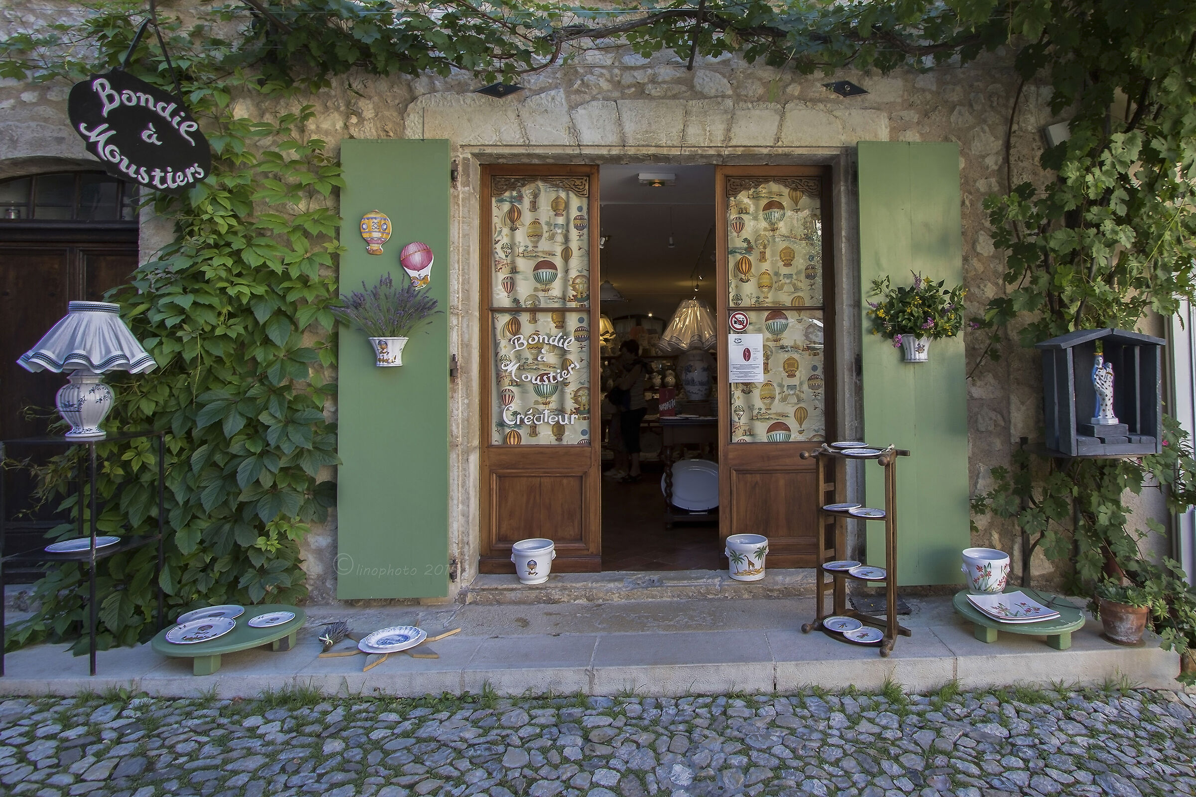 In giro tra i vicoli di Moustiers Sainte Marie Provenza