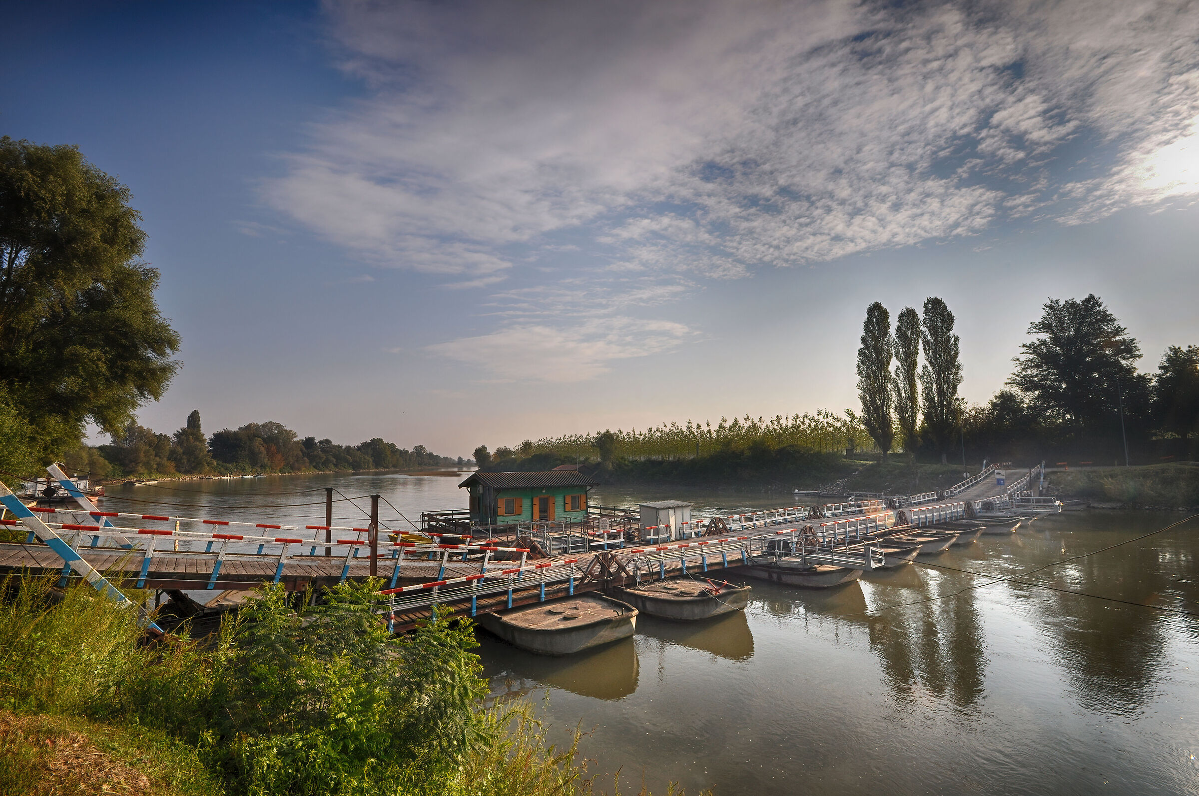 Ponte di barche sul fiume Oglio