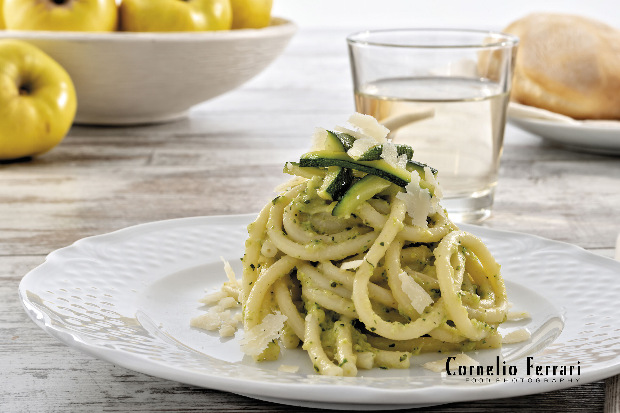 piatto pasta lunga con crema di zucchine e parmigiano