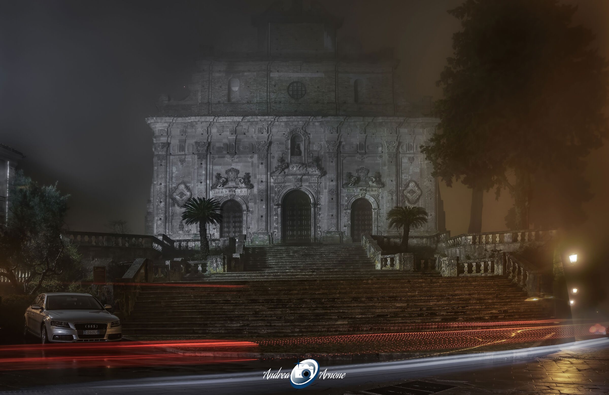 Duomo di Montalto Uffugo (CS) sommerso dalla nebbia