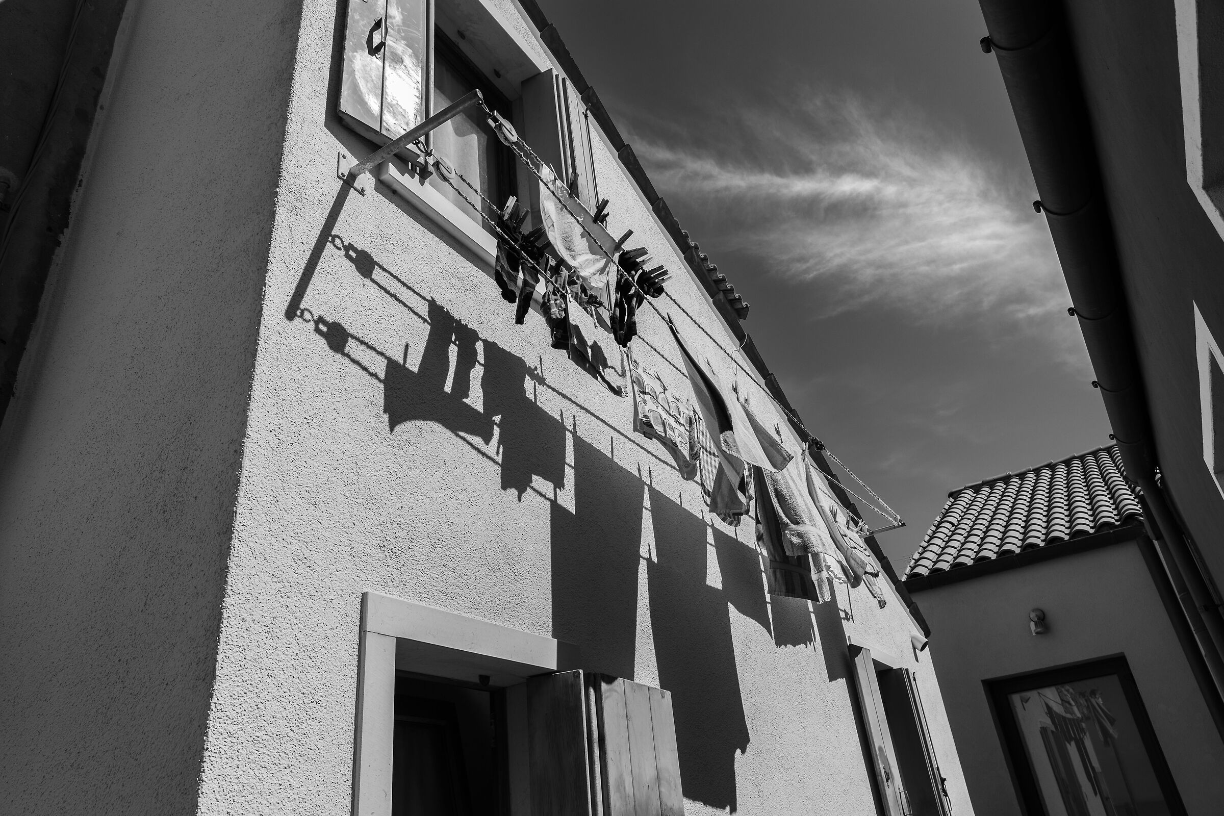 Contrasti: le ombre dipinte dei panni stesi