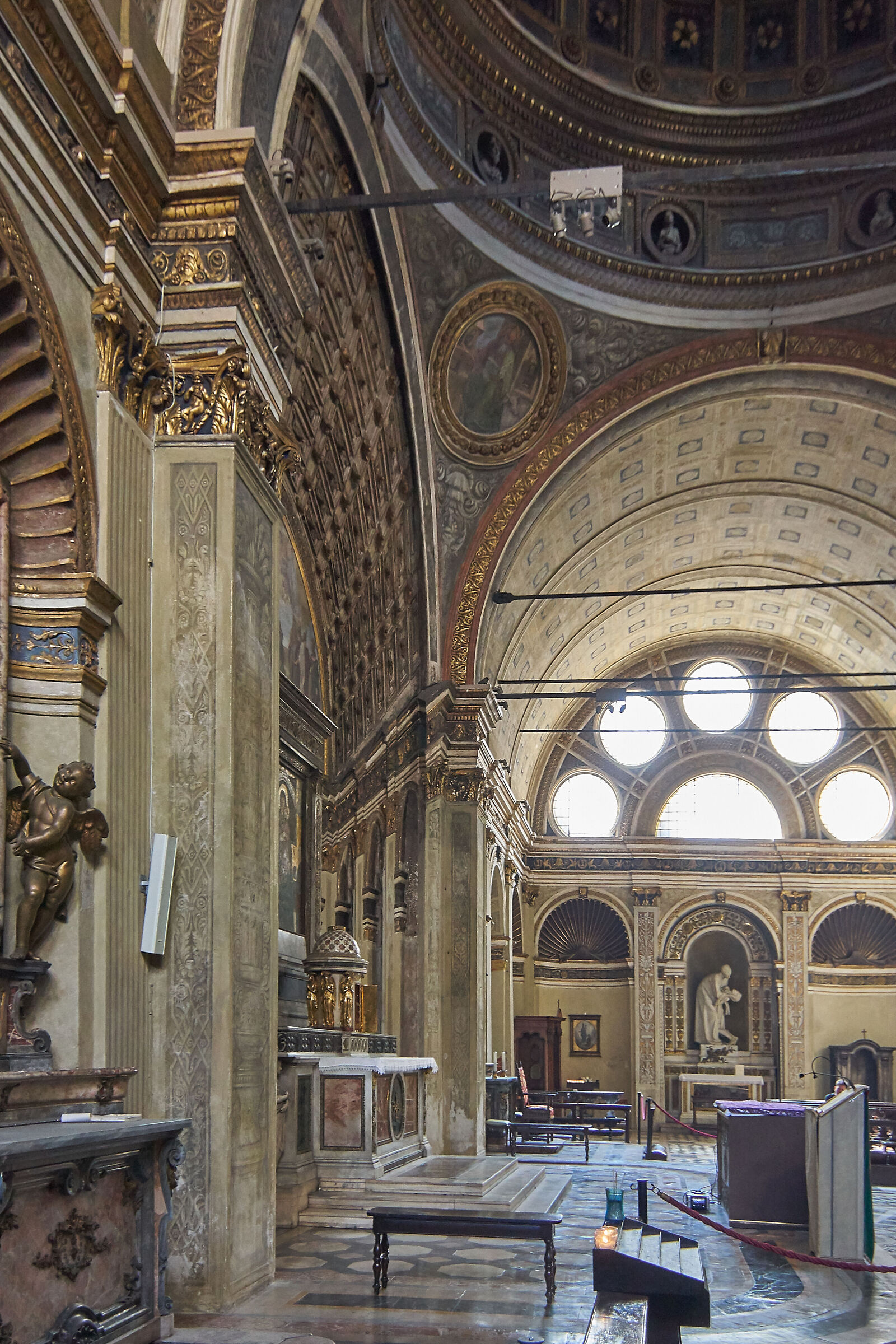 Bramante's Fake Chorus - Side view