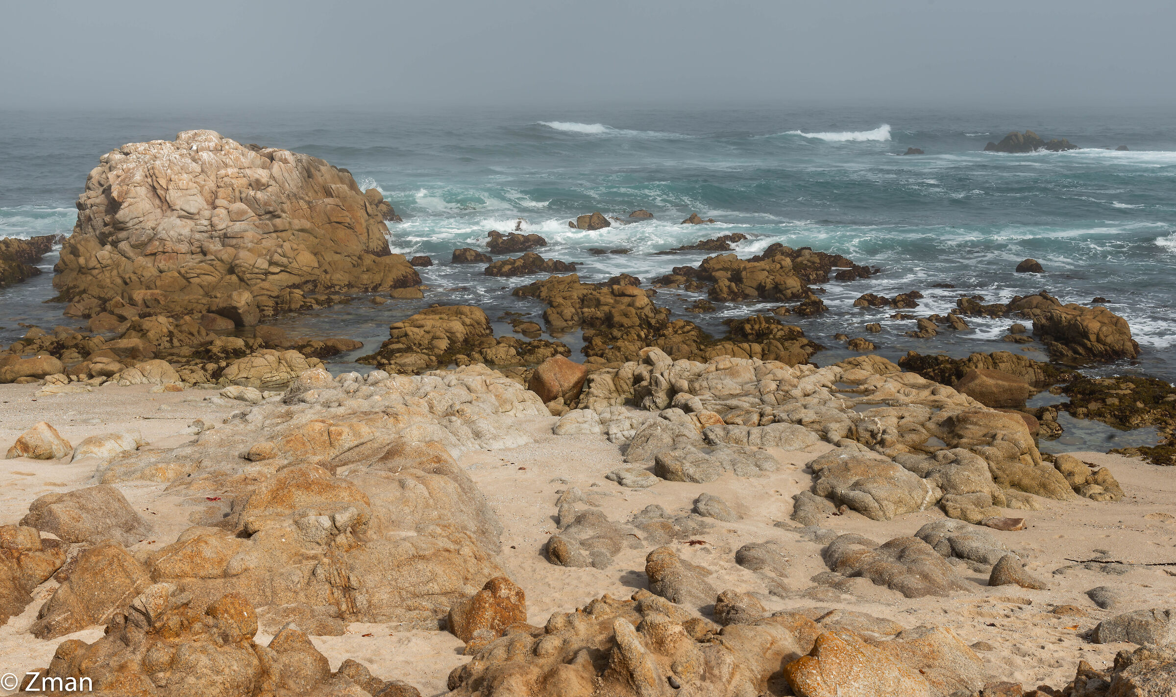 Spiaggia rocciosa e mare agitato
