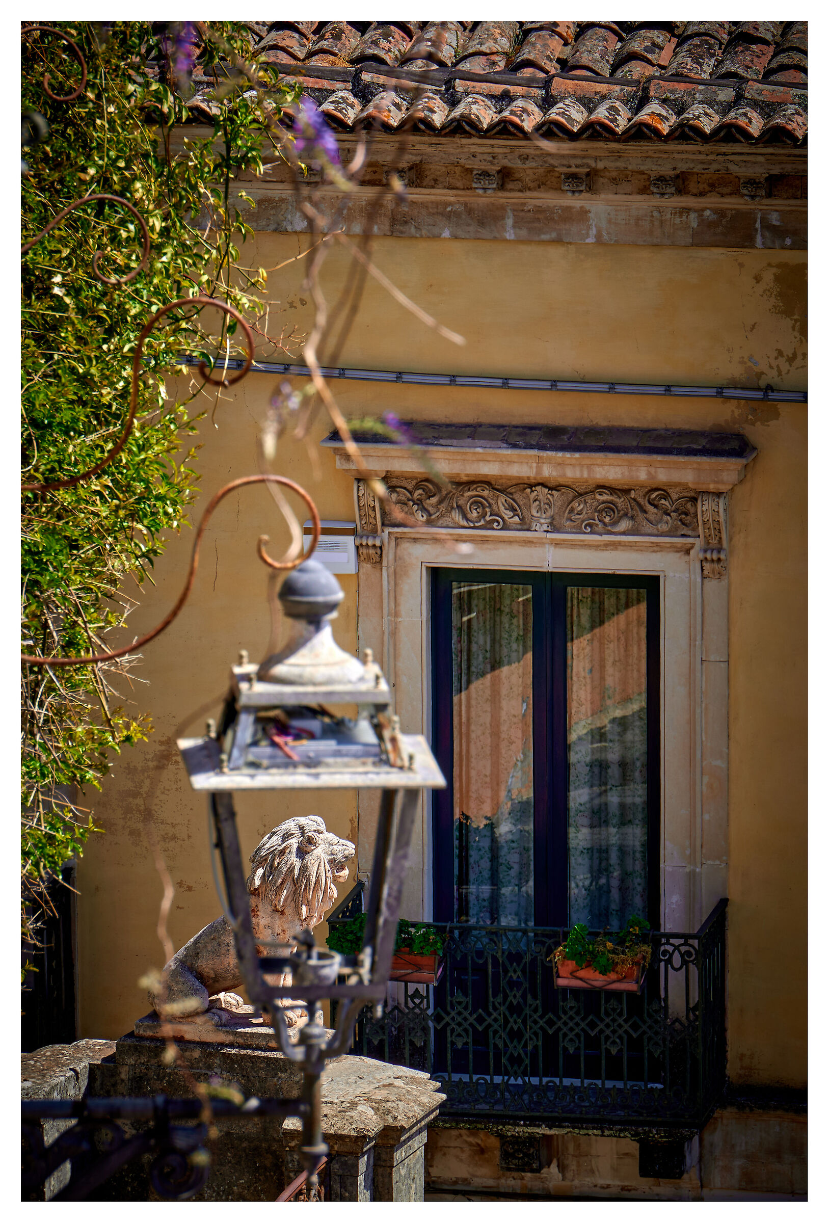 The lion in the lamppost