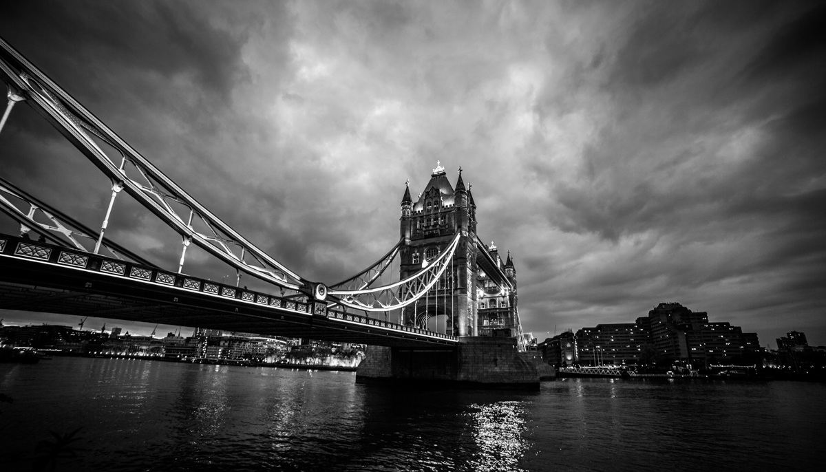 The storm over the bridge