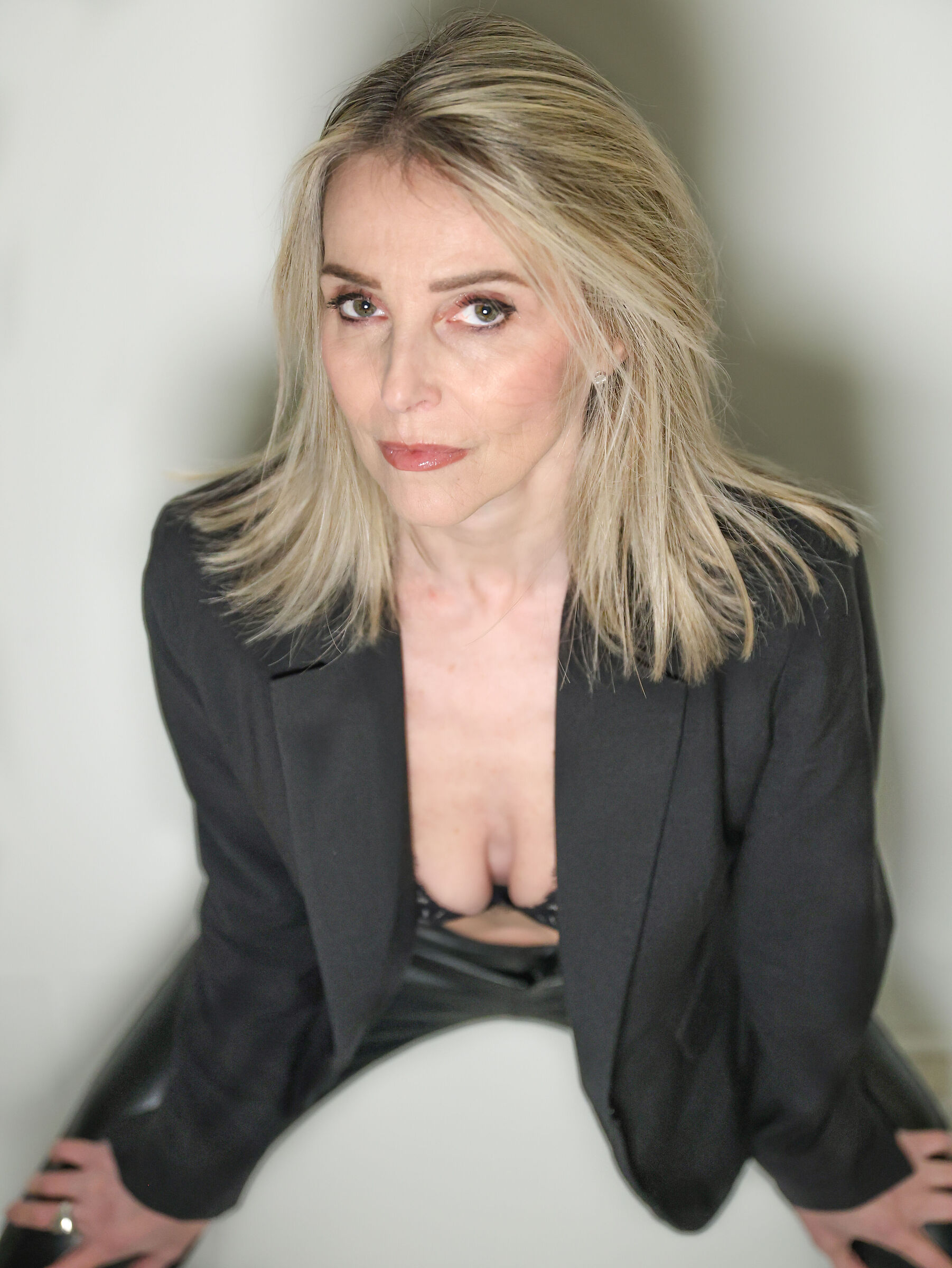 C'é chi non mi guarda negli occhi e chi....mente!...