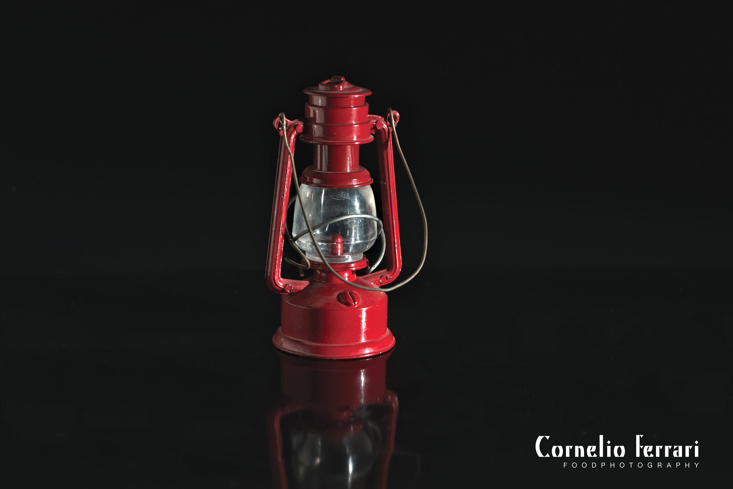 miniatura lanterna rossa su fondo nero