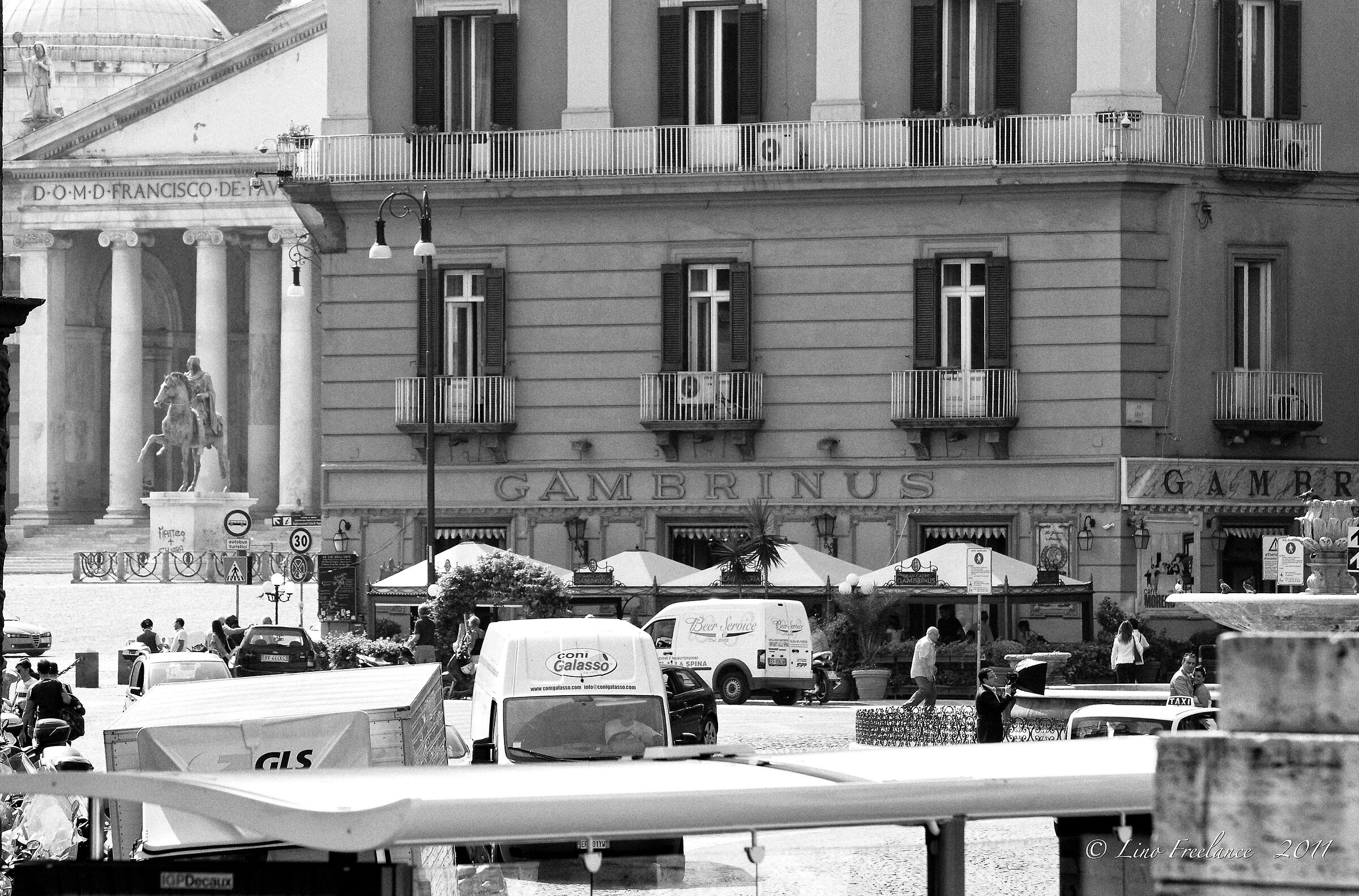 Gran Caffè Gambrinus on street.