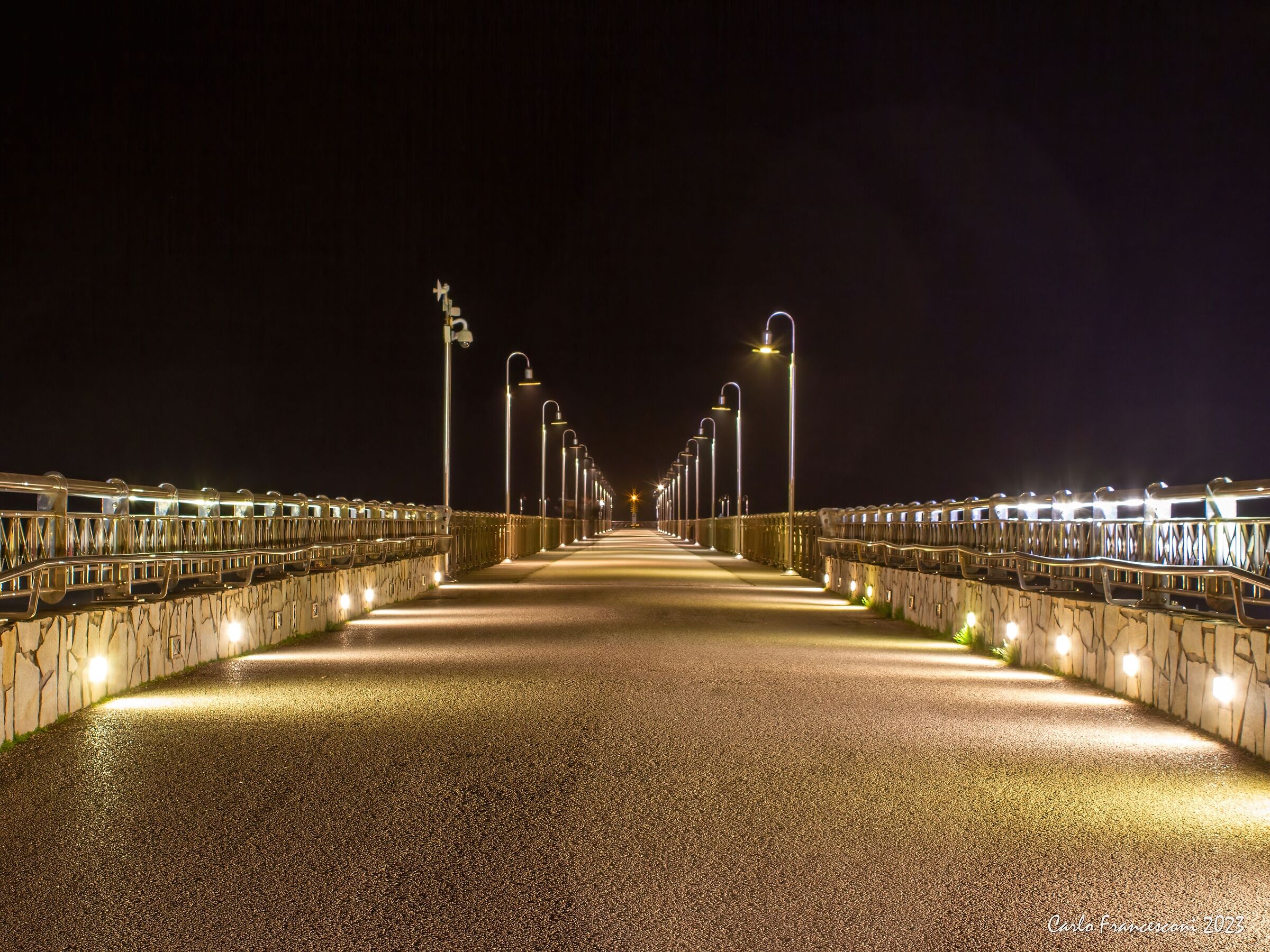 Pontile by night