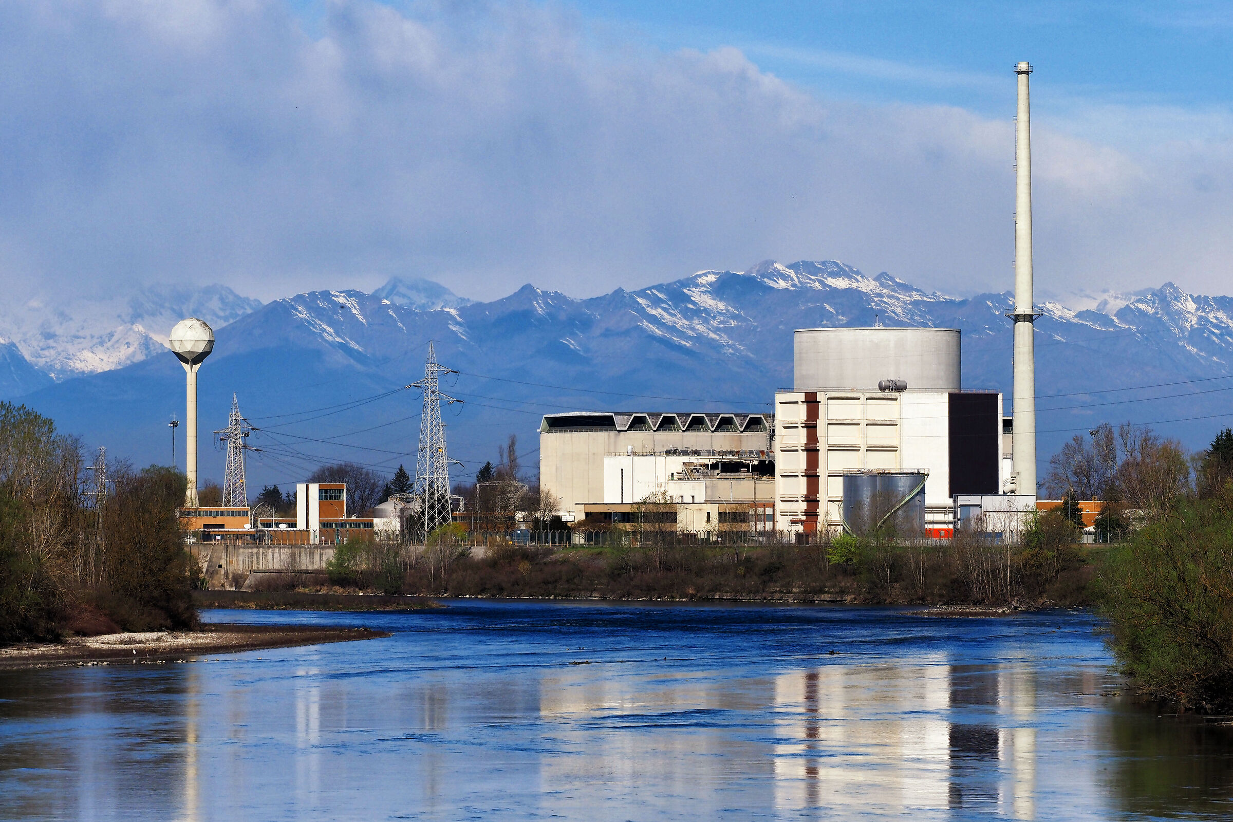 Centrale E. Fermi riflessa sul Po