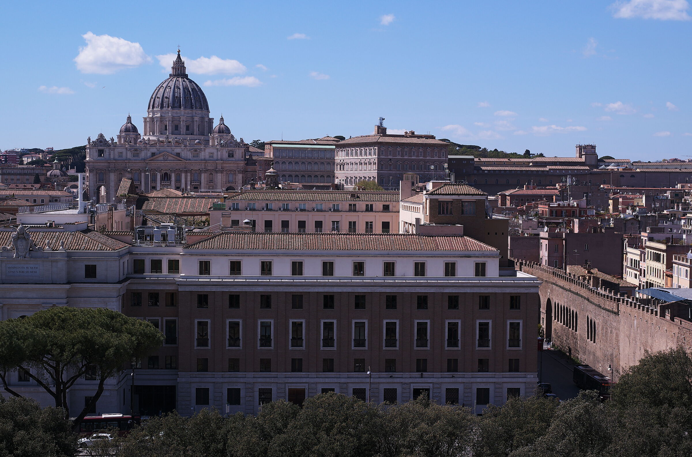 San Pietro e a destra il passetto segreto per la fuga