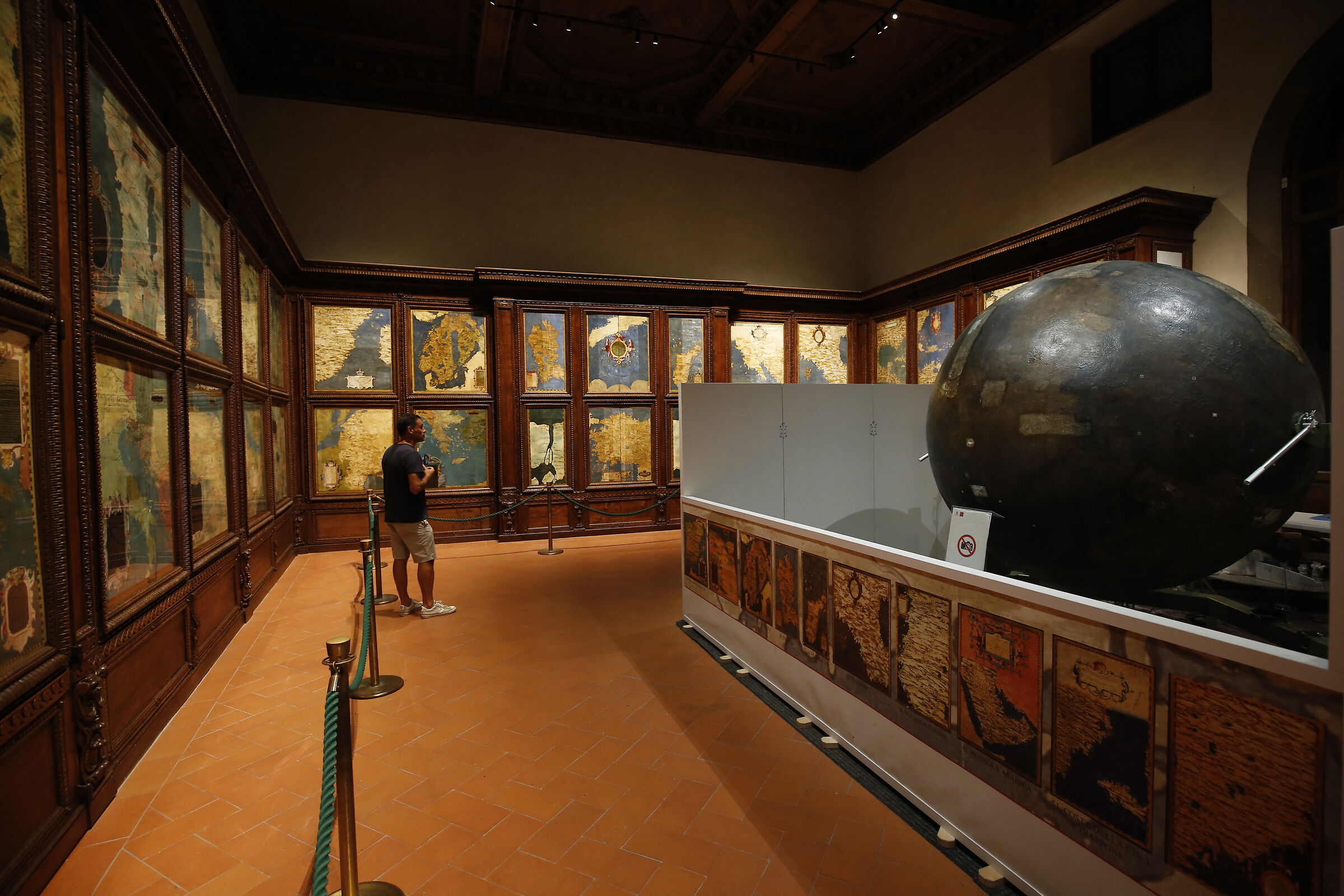 Amazement in the Hall of Geographical Maps