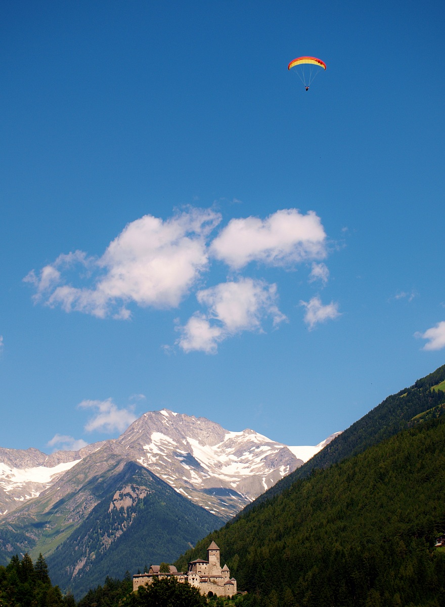 Campo Tures:castello con parapendio.