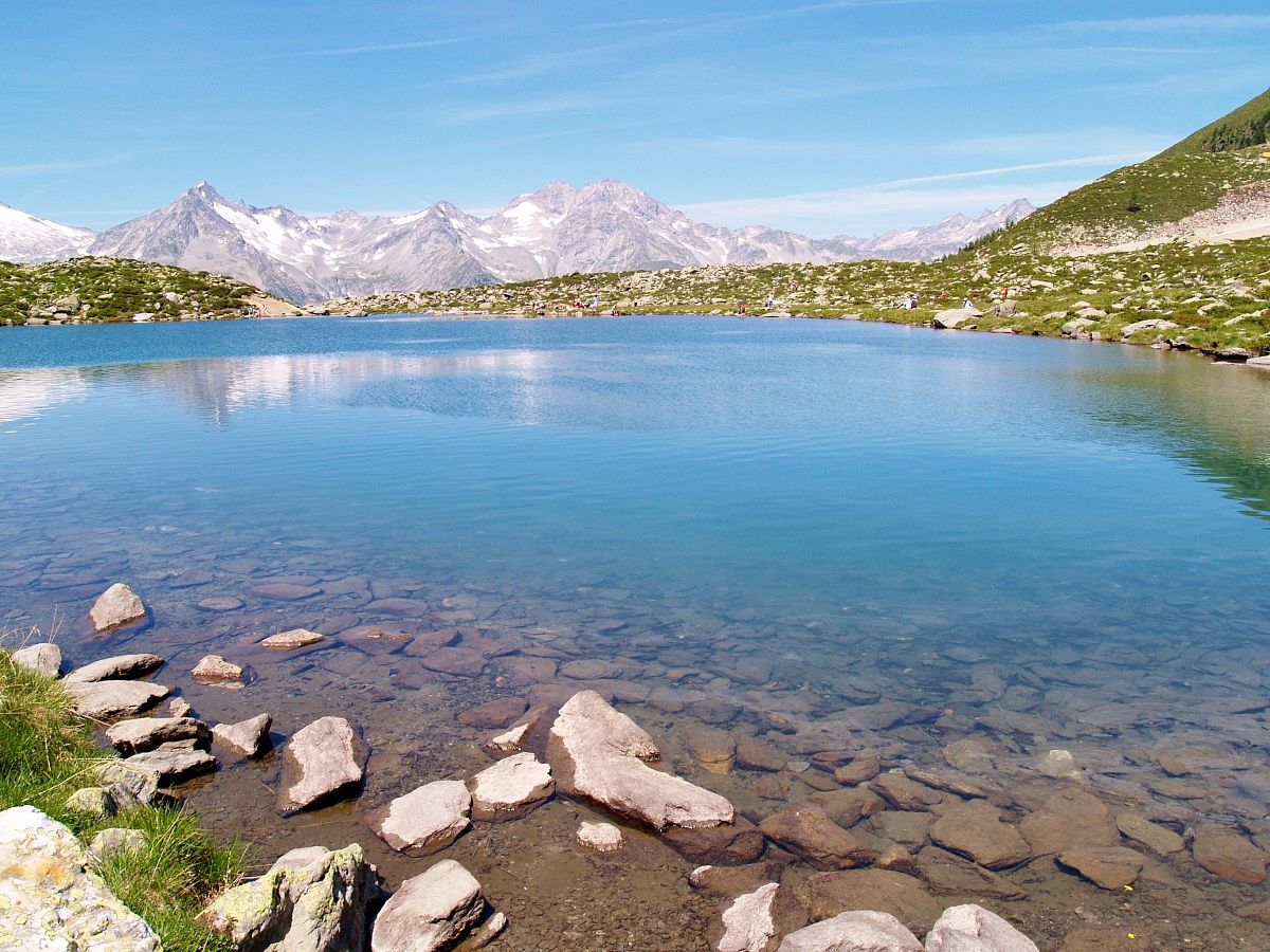 Lago di montagna ai confini tra Austria e Italia.