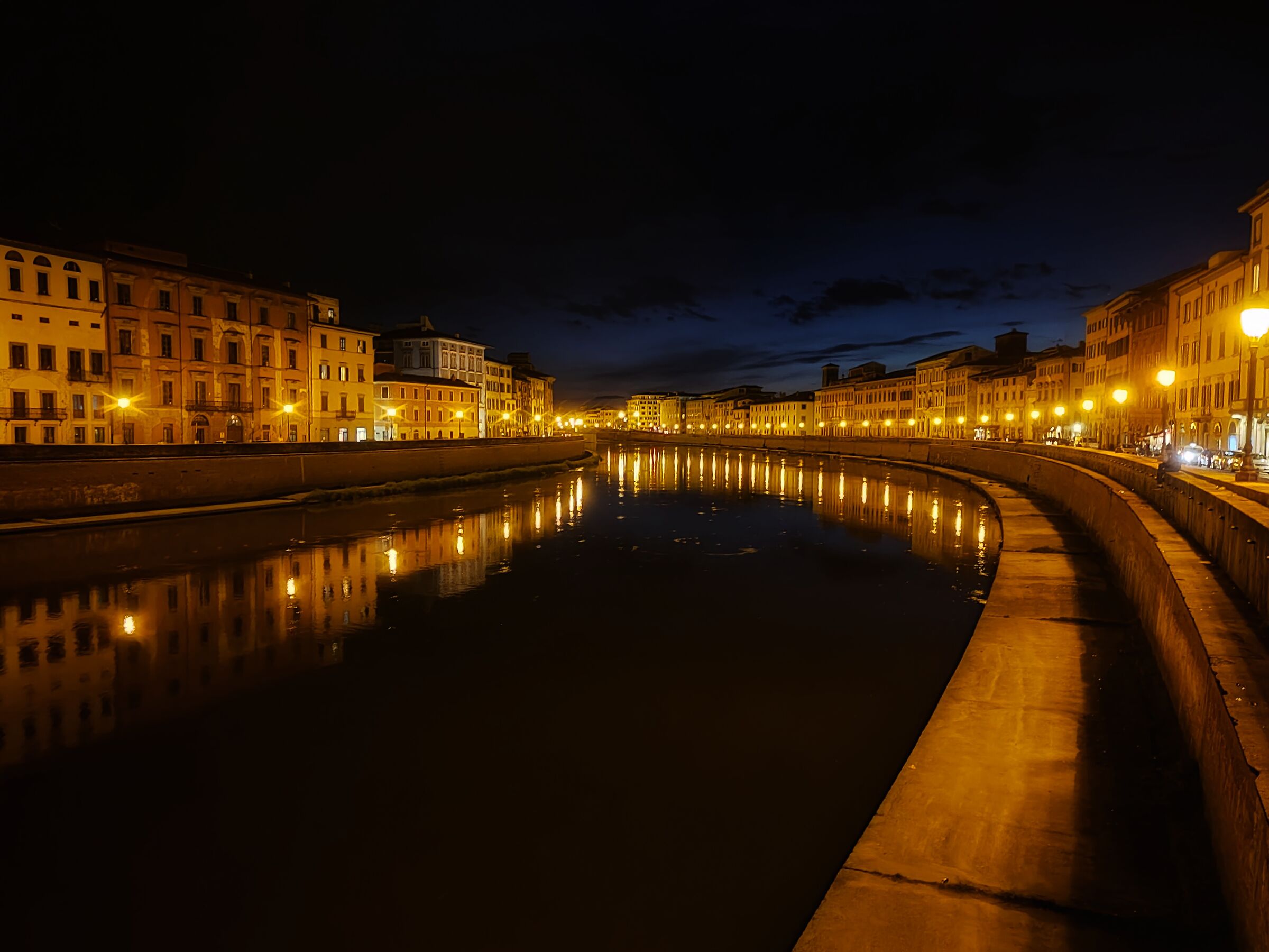 Lungarno a Pisa notturno