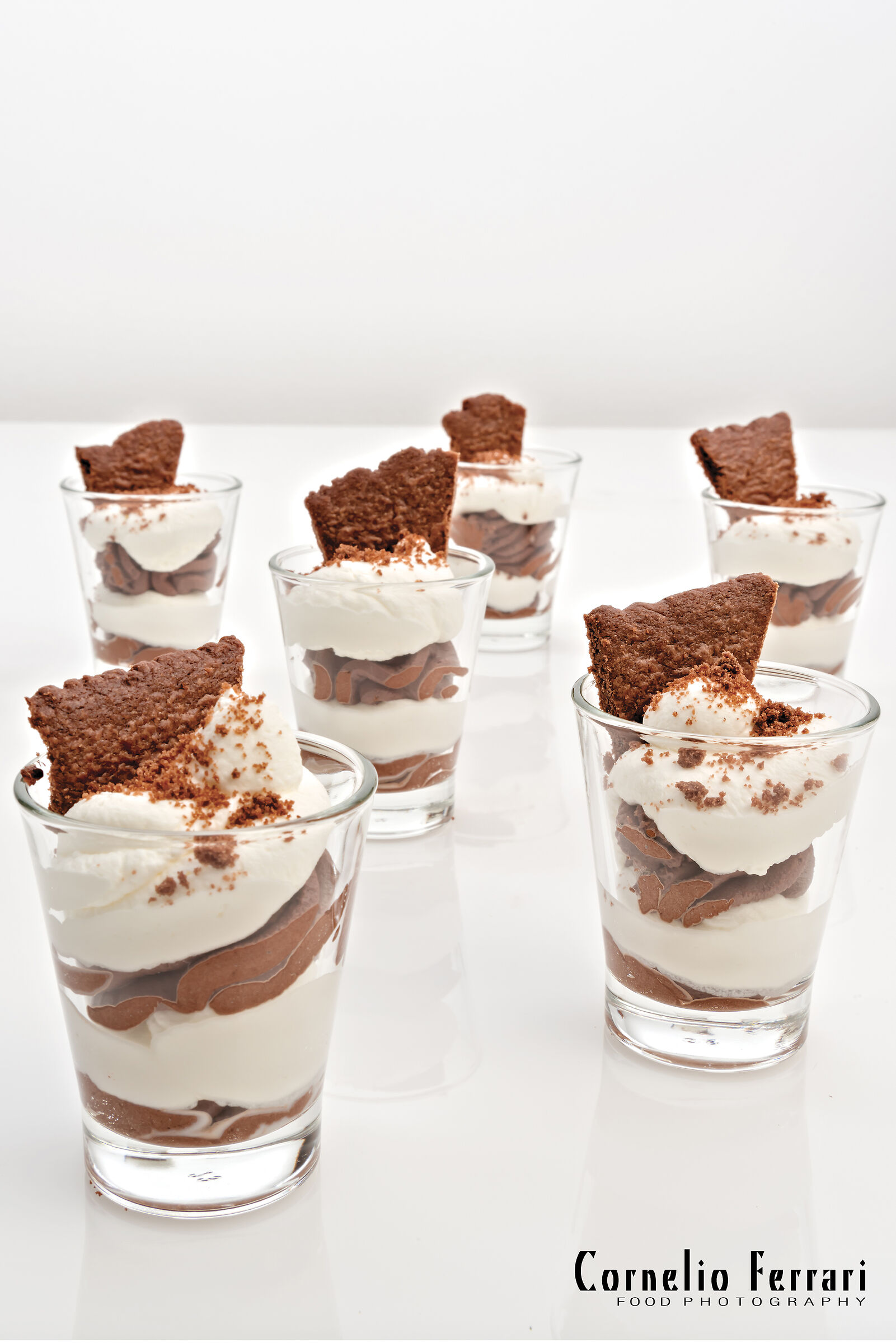 bicchieri con panna al cioccolato e panna con biscotto