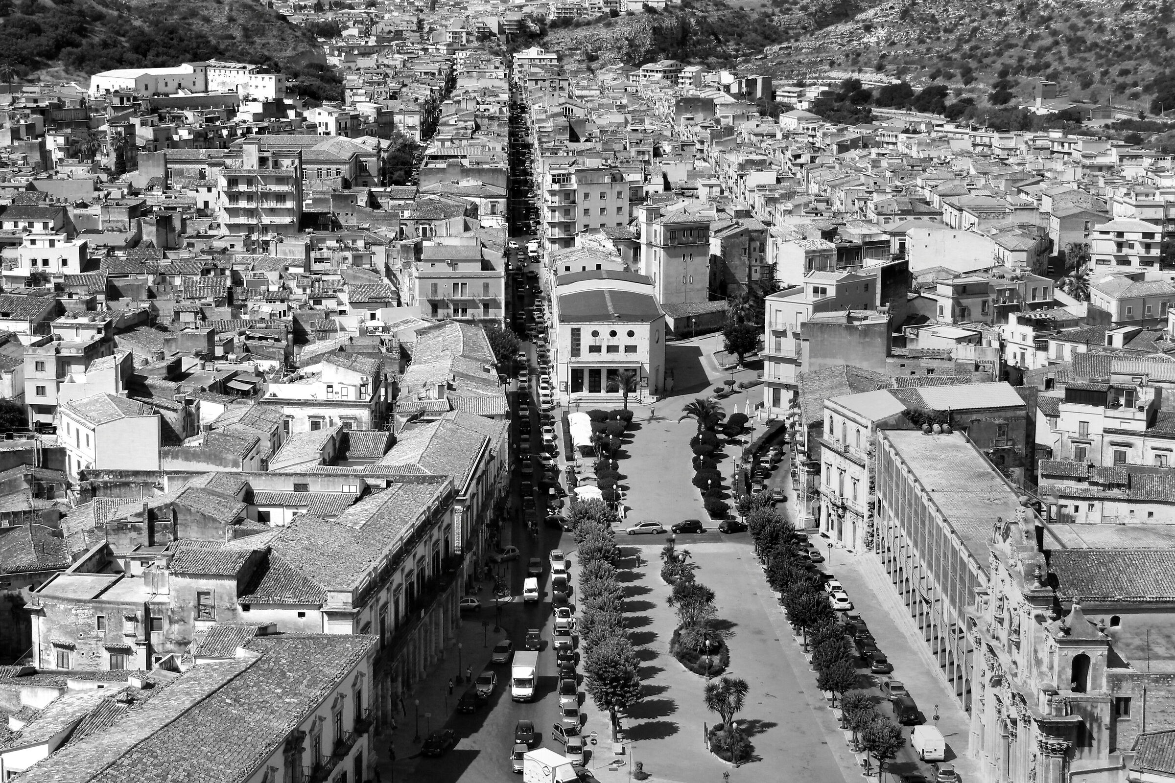 Lunga e diritta correva la strada...