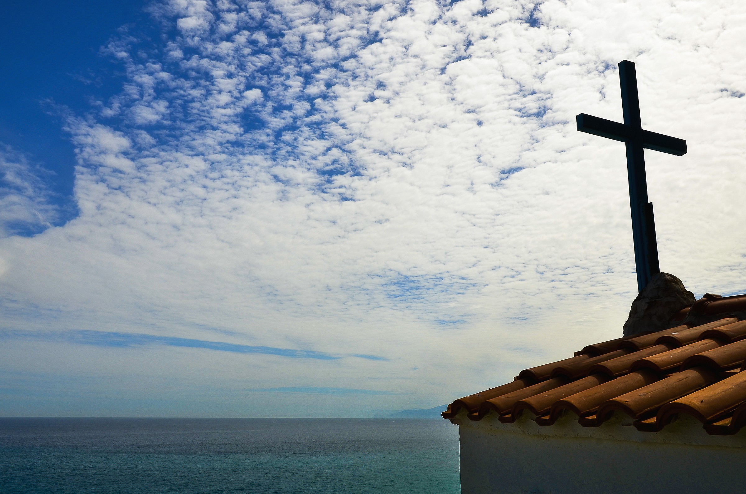 Cappella di Mongerbino dietro al faro
