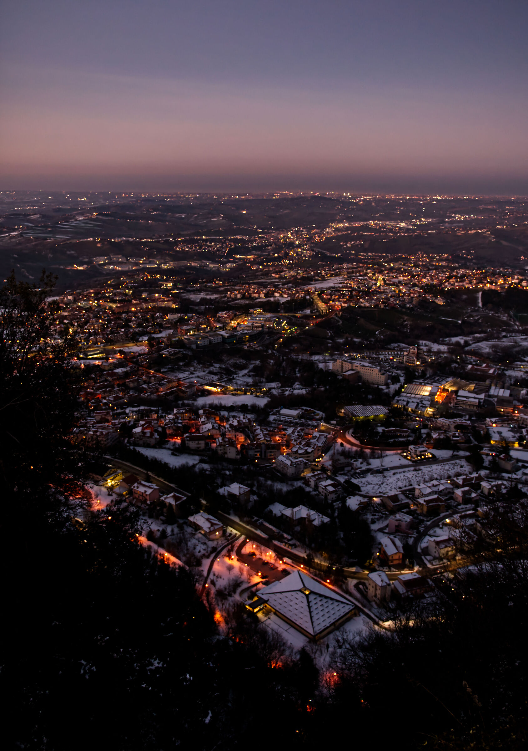 Tetti bianchi luci rosse