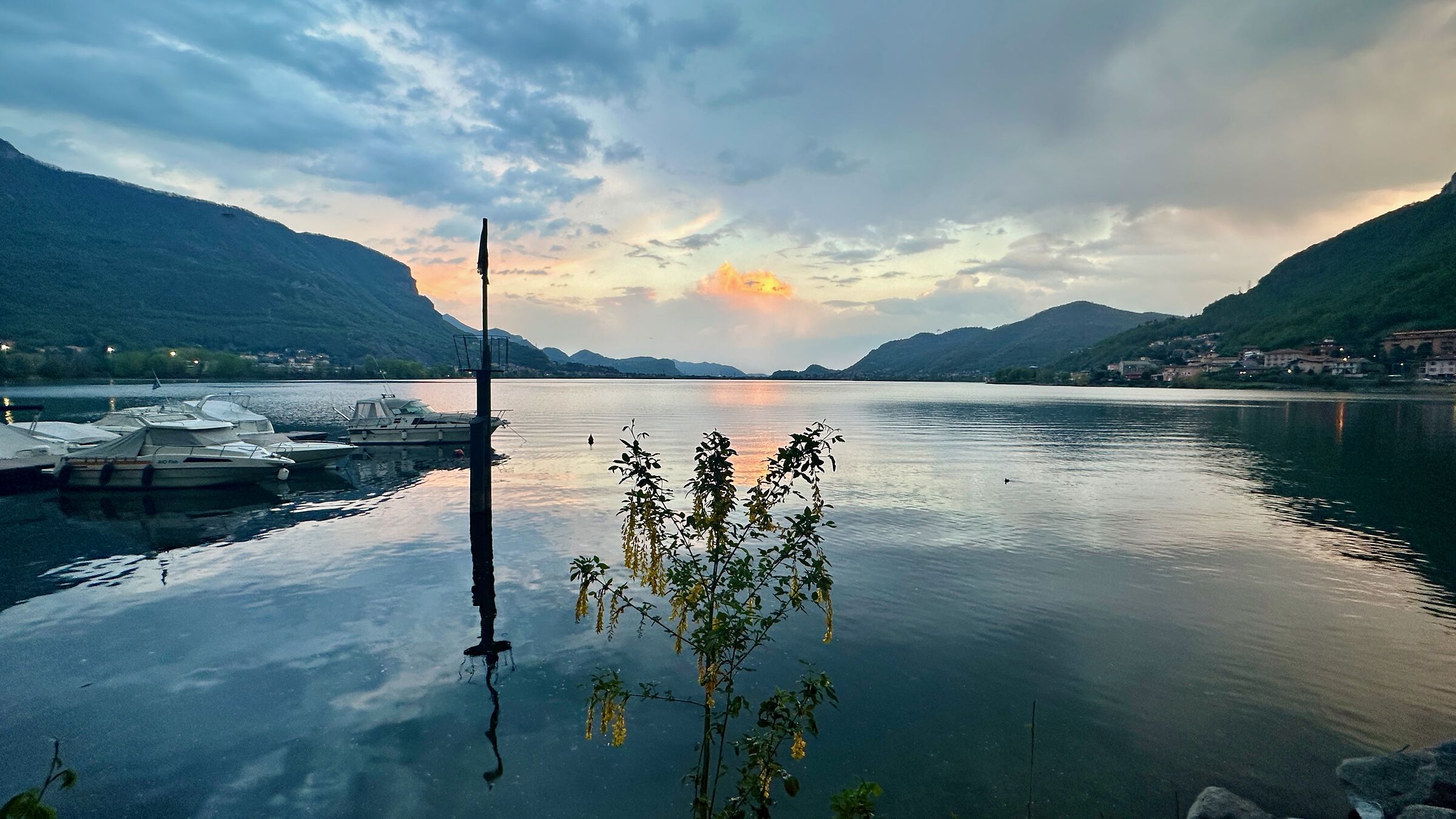 Tramonto  sul lago di Garlate prima del temporale